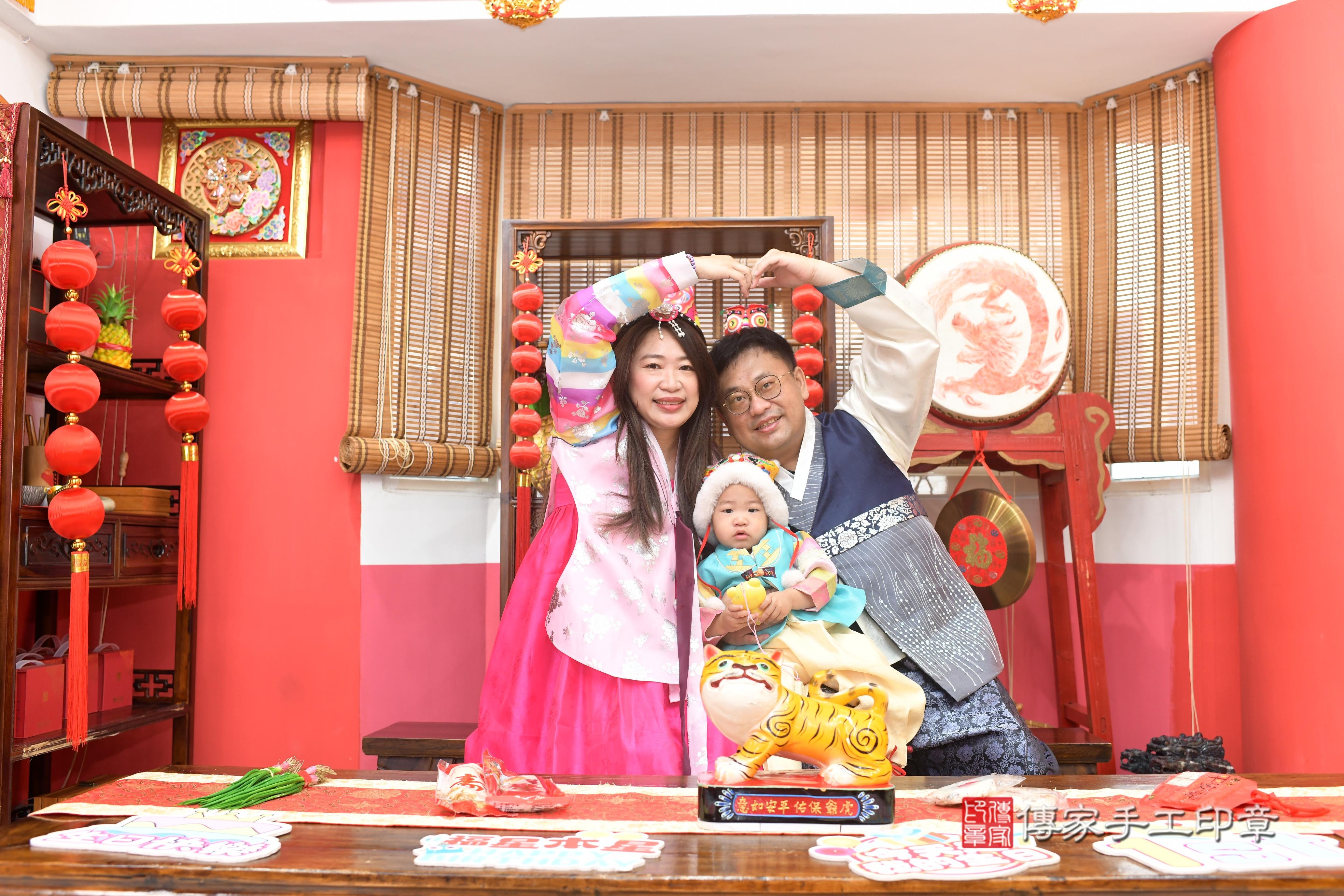 傳家手工印章高雄店、抓周、度脺、中國風會場、傳家嬰兒古禮、吉祥話、抓周道具物品24種、拍照。抓周證書。寶寶抓周、滿周歲、生日快樂、祝福