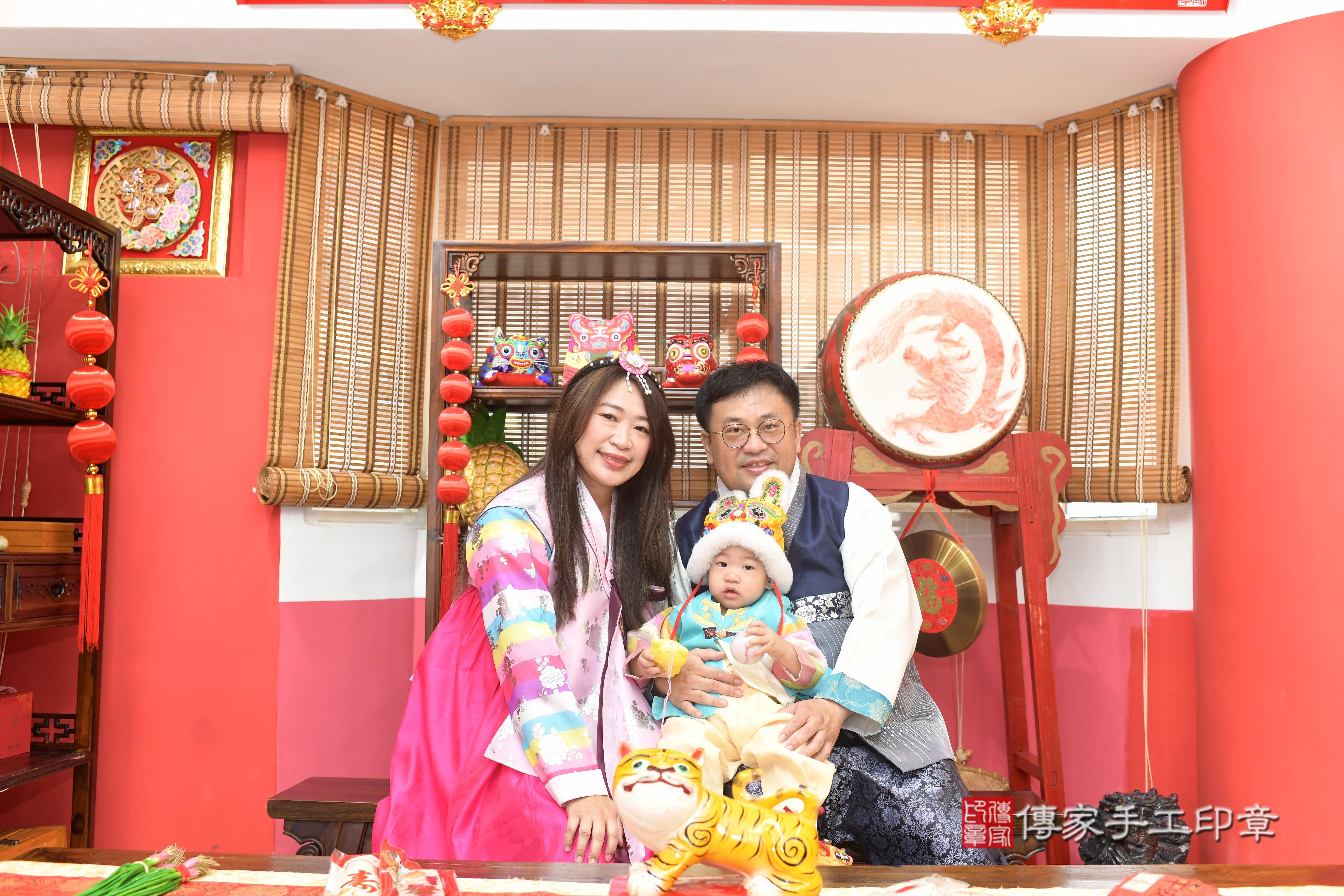 傳家手工印章高雄店、抓周、度脺、中國風會場、傳家嬰兒古禮、吉祥話、抓周道具物品24種、拍照。抓周證書。寶寶抓周、滿周歲、生日快樂、祝福