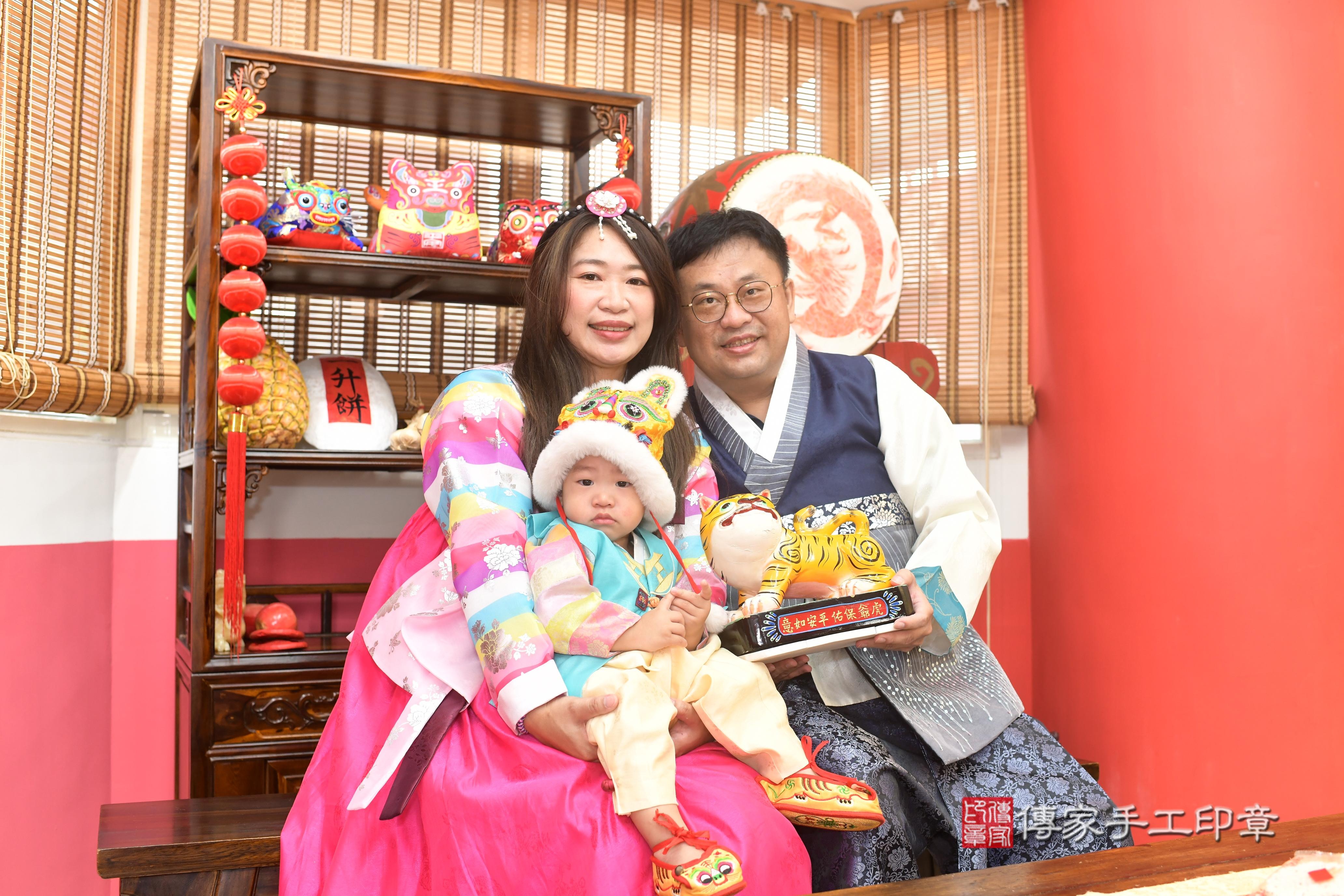 傳家手工印章高雄店、抓周、度脺、中國風會場、傳家嬰兒古禮、吉祥話、抓周道具物品24種、拍照。抓周證書。寶寶抓周、滿周歲、生日快樂、祝福