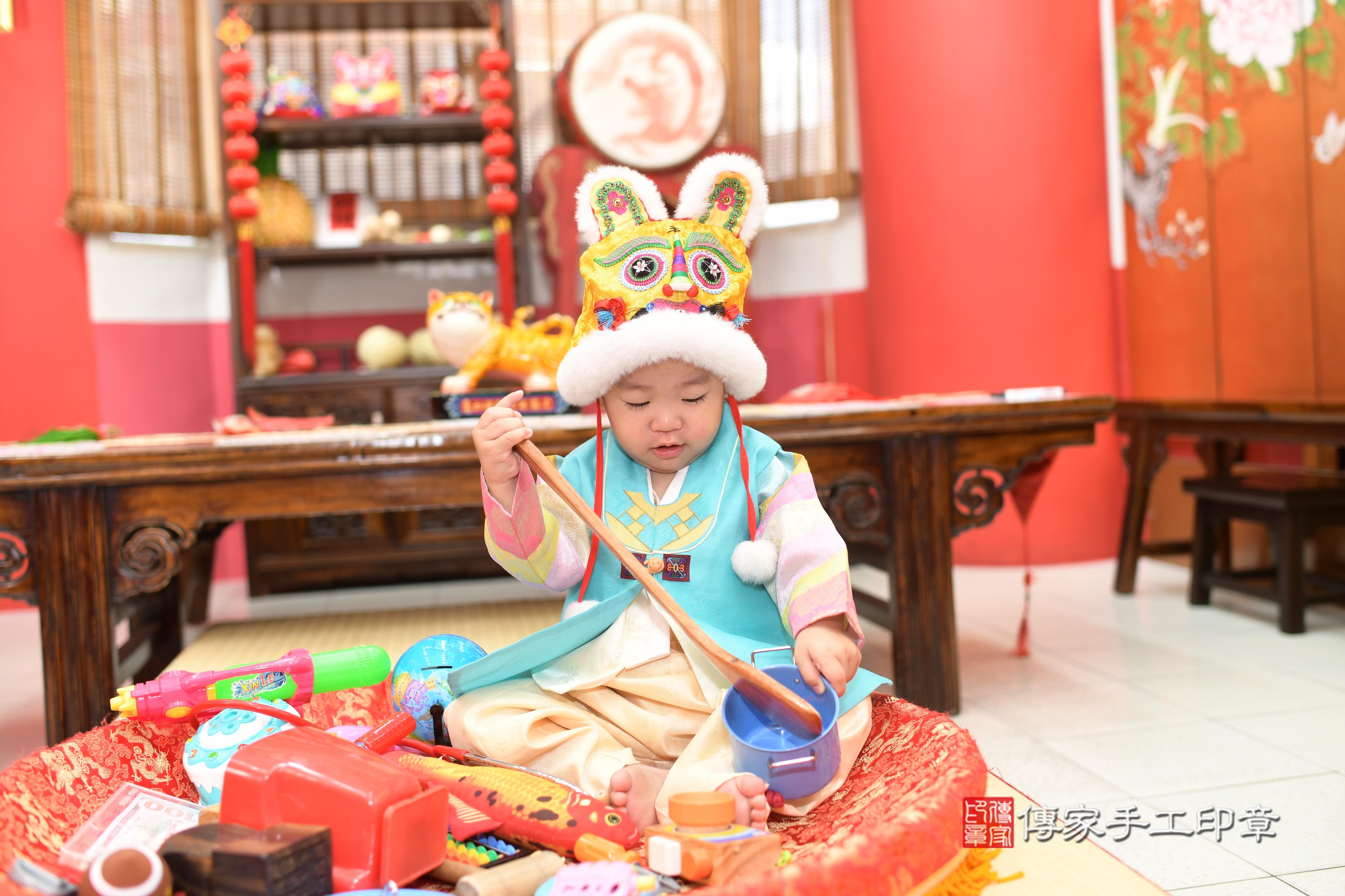 1750409656319985.jpg傳家手工印章高雄店、抓周、度脺、中國風會場、傳家嬰兒古禮、吉祥話、抓周道具物品24種、拍照。抓周證書。寶寶抓周、滿周歲、生日快樂、祝福