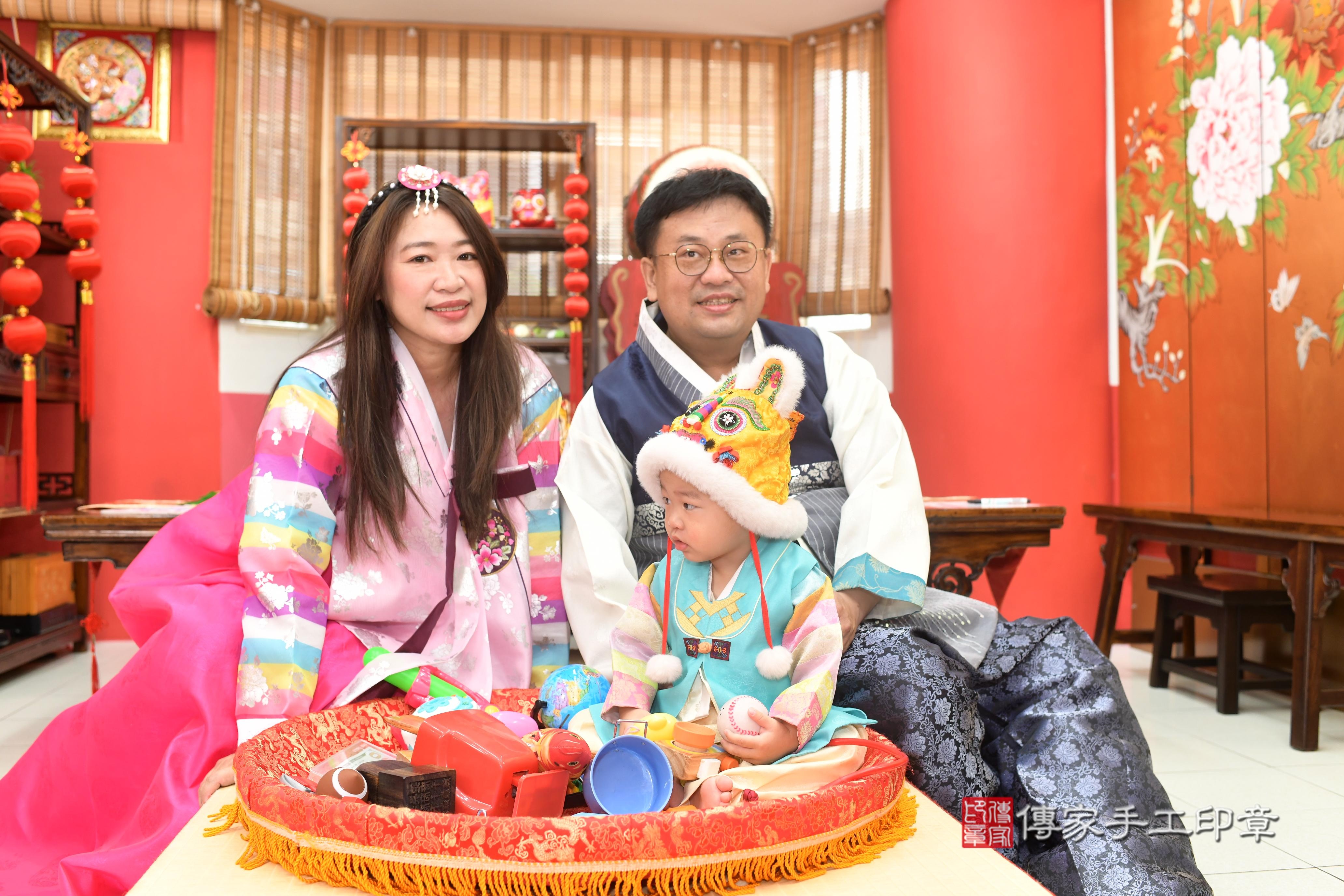 1750409656319985.jpg傳家手工印章高雄店、抓周、度脺、中國風會場、傳家嬰兒古禮、吉祥話、抓周道具物品24種、拍照。抓周證書。寶寶抓周、滿周歲、生日快樂、祝福