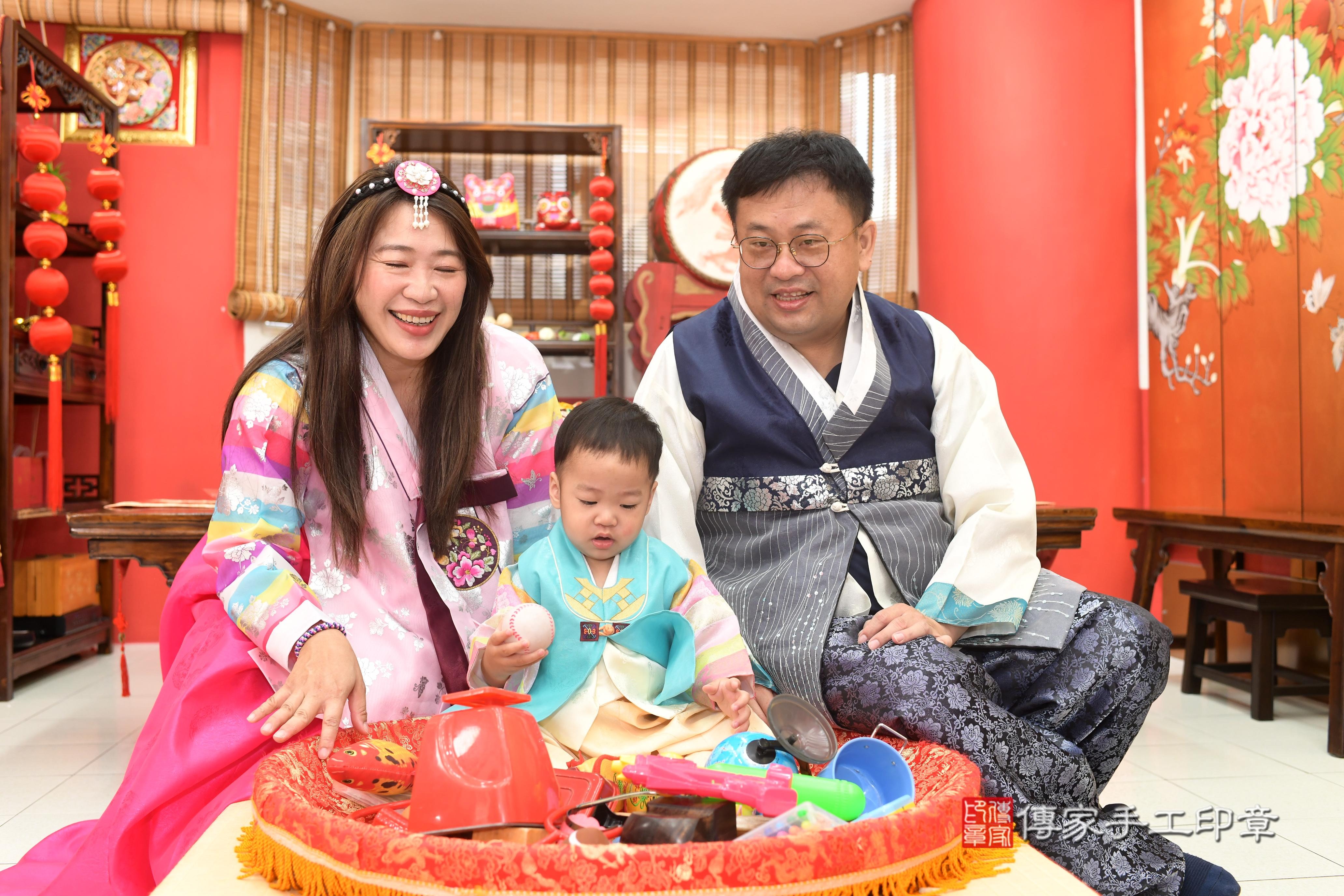 1750409656319985.jpg傳家手工印章高雄店、抓周、度脺、中國風會場、傳家嬰兒古禮、吉祥話、抓周道具物品24種、拍照。抓周證書。寶寶抓周、滿周歲、生日快樂、祝福
