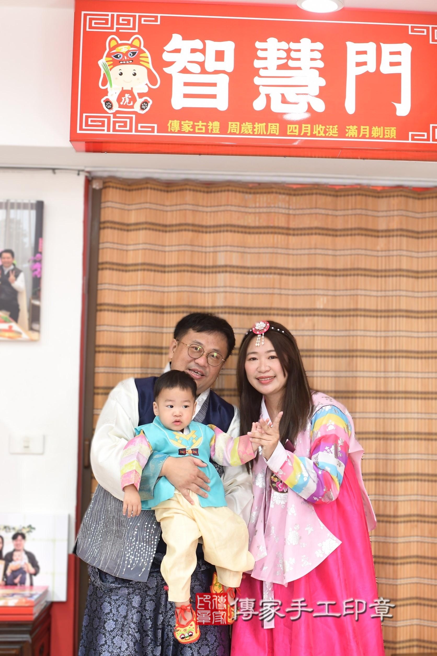 1750409656319985.jpg傳家手工印章高雄店、抓周、度脺、中國風會場、傳家嬰兒古禮、吉祥話、抓周道具物品24種、拍照。抓周證書。寶寶抓周、滿周歲、生日快樂、祝福