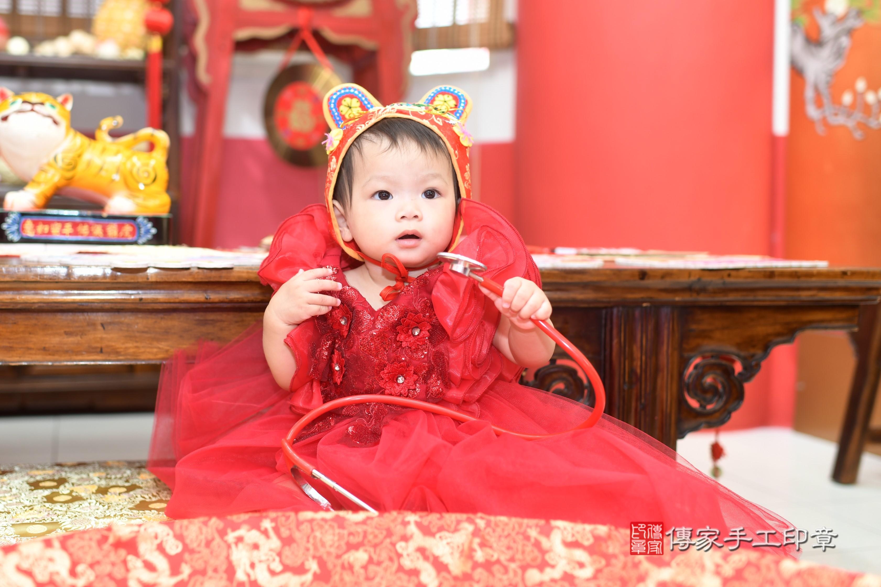 傳家手工印章高雄店、抓周、度脺、中國風會場、傳家嬰兒古禮、吉祥話、抓周道具物品24種、拍照。抓周證書。寶寶抓周、滿周歲、生日快樂、祝福