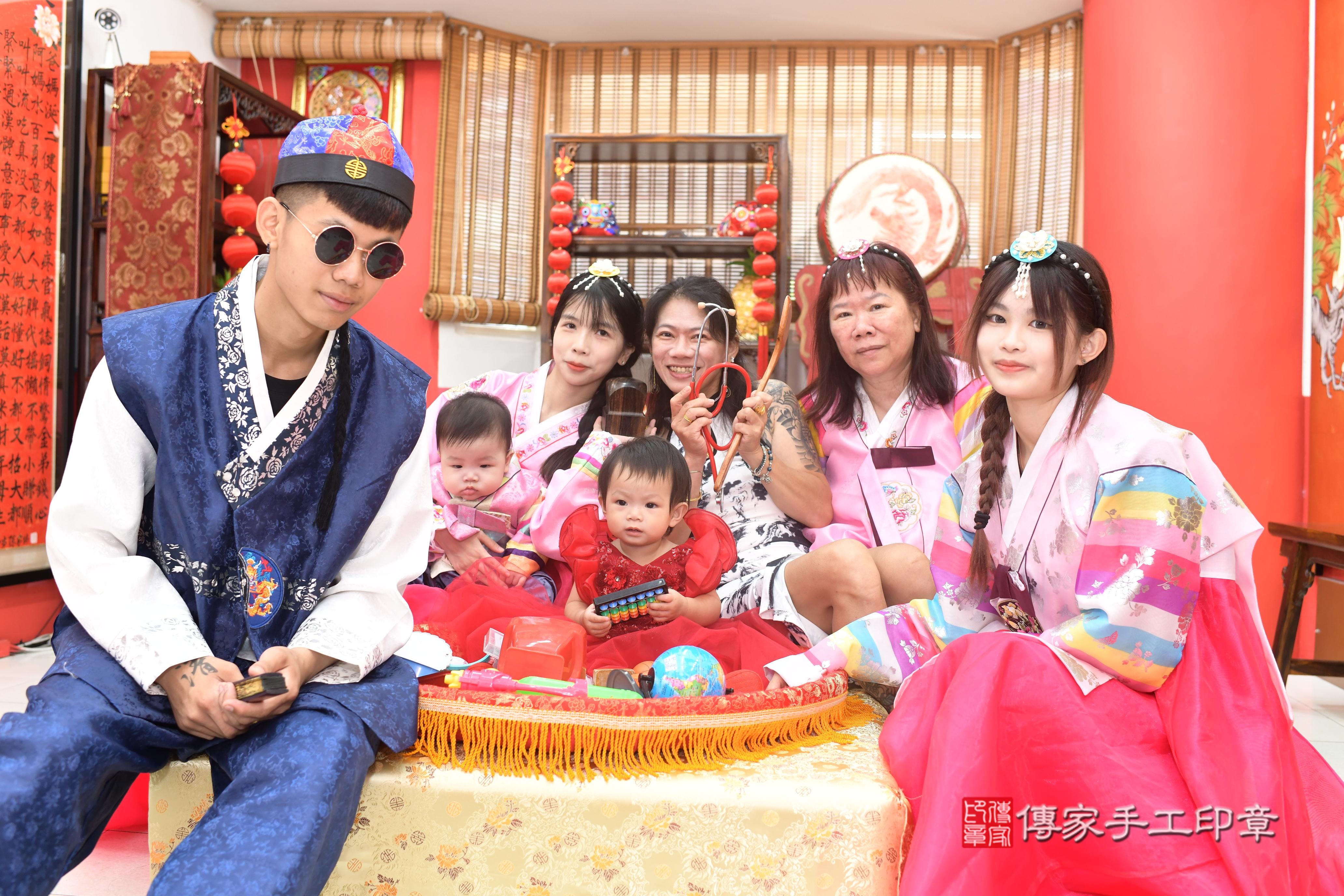 傳家手工印章高雄店、抓周、度脺、中國風會場、傳家嬰兒古禮、吉祥話、抓周道具物品24種、拍照。抓周證書。寶寶抓周、滿周歲、生日快樂、祝福