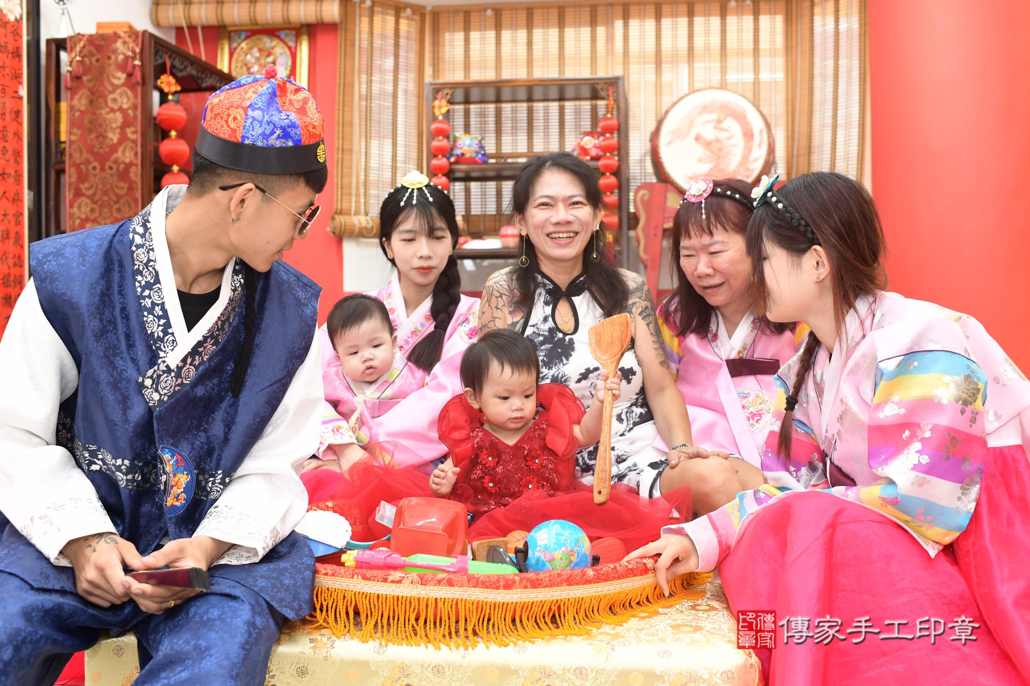 傳家手工印章高雄店、抓周、度脺、中國風會場、傳家嬰兒古禮、吉祥話、抓周道具物品24種、拍照。抓周證書。寶寶抓周、滿周歲、生日快樂、祝福