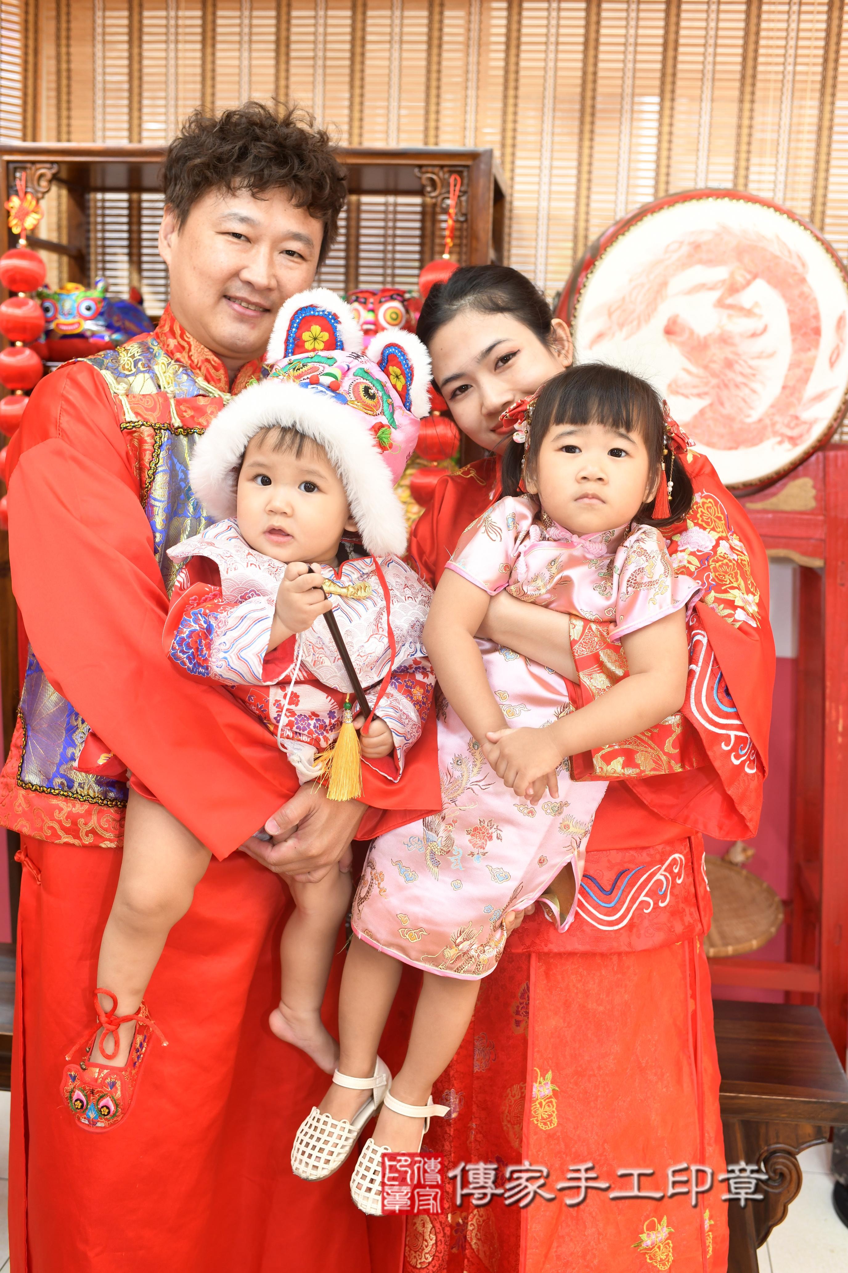 傳家手工印章高雄店、抓周、度脺、中國風會場、傳家嬰兒古禮、吉祥話、抓周道具物品24種、拍照。抓周證書。寶寶抓周、滿周歲、生日快樂、祝福