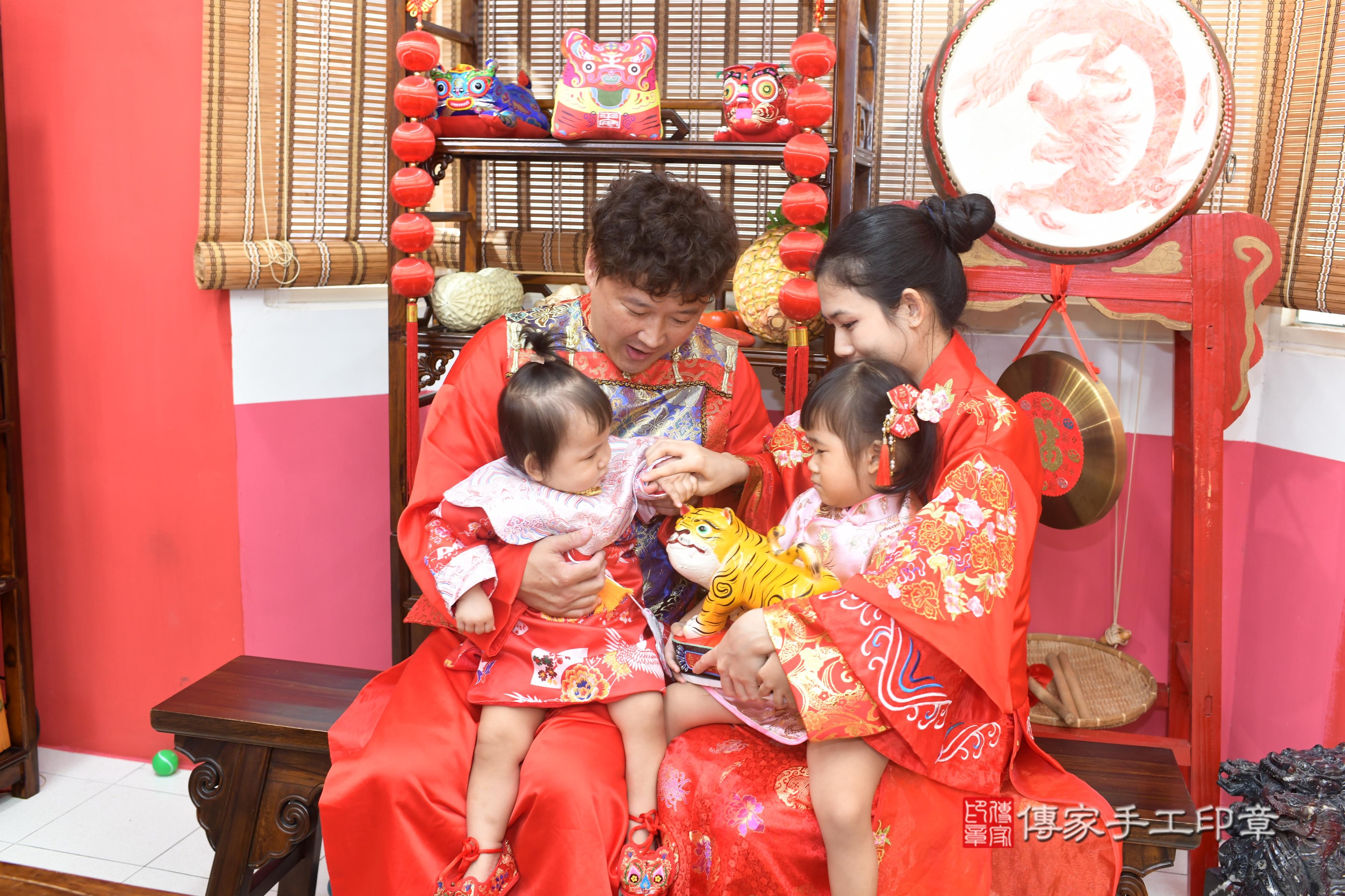 傳家手工印章高雄店、抓周、度脺、中國風會場、傳家嬰兒古禮、吉祥話、抓周道具物品24種、拍照。抓周證書。寶寶抓周、滿周歲、生日快樂、祝福