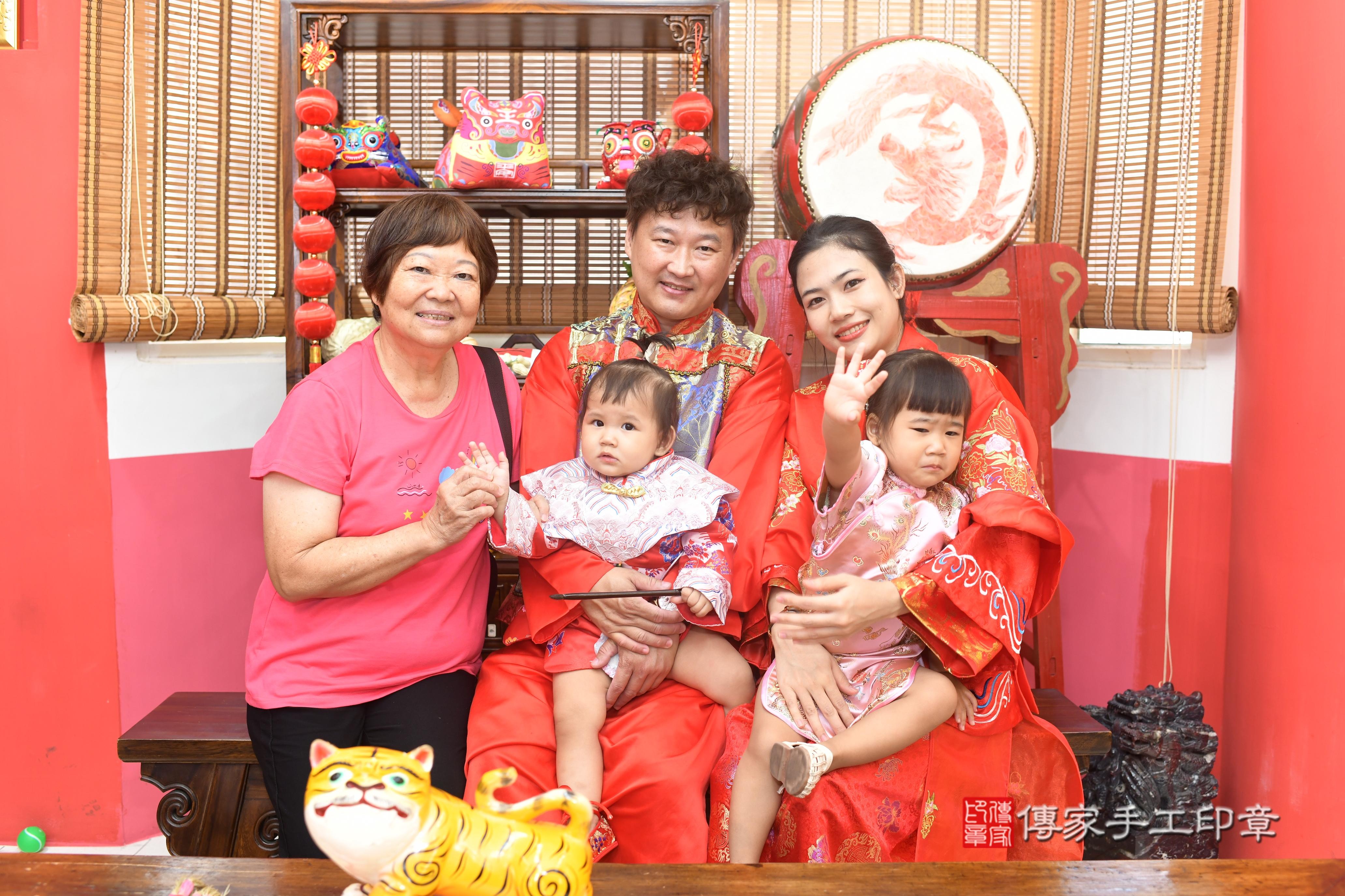 傳家手工印章高雄店、抓周、度脺、中國風會場、傳家嬰兒古禮、吉祥話、抓周道具物品24種、拍照。抓周證書。寶寶抓周、滿周歲、生日快樂、祝福