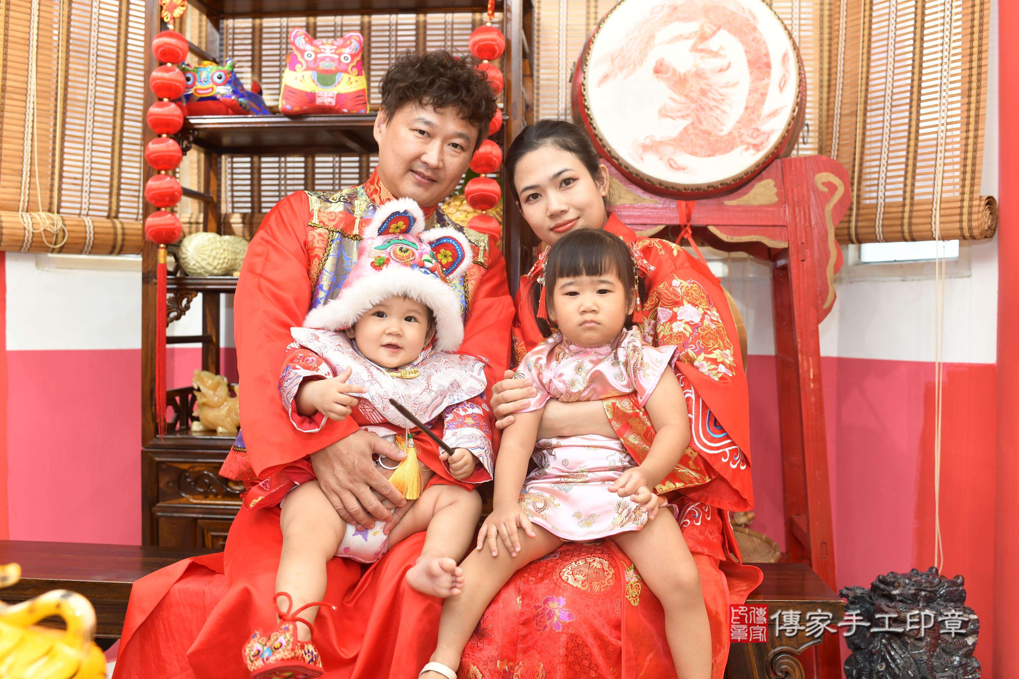 傳家手工印章高雄店、抓周、度脺、中國風會場、傳家嬰兒古禮、吉祥話、抓周道具物品24種、拍照。抓周證書。寶寶抓周、滿周歲、生日快樂、祝福