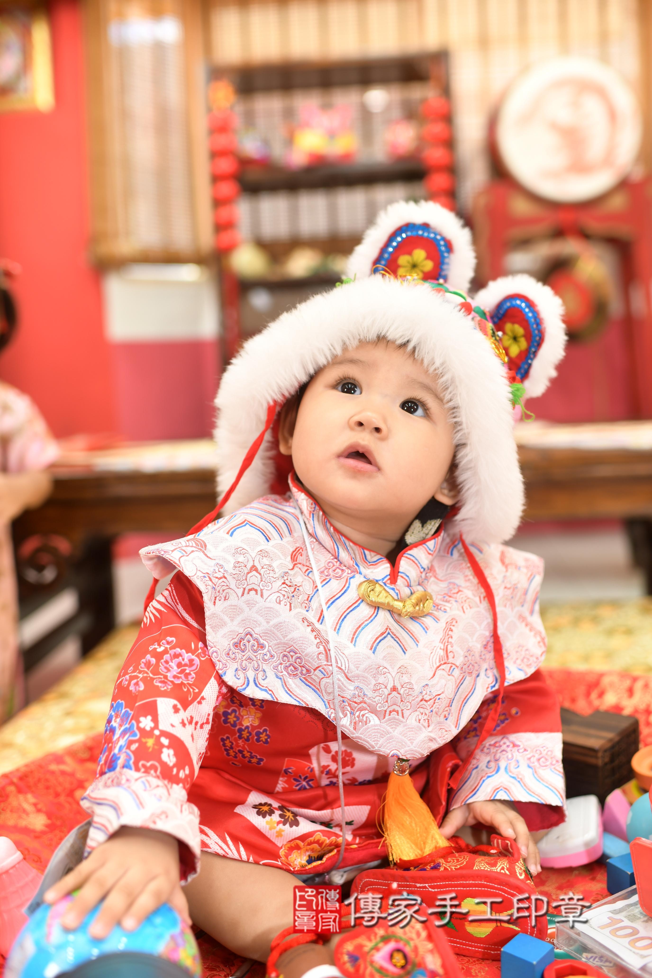 傳家手工印章高雄店、抓周、度脺、中國風會場、傳家嬰兒古禮、吉祥話、抓周道具物品24種、拍照。抓周證書。寶寶抓周、滿周歲、生日快樂、祝福
