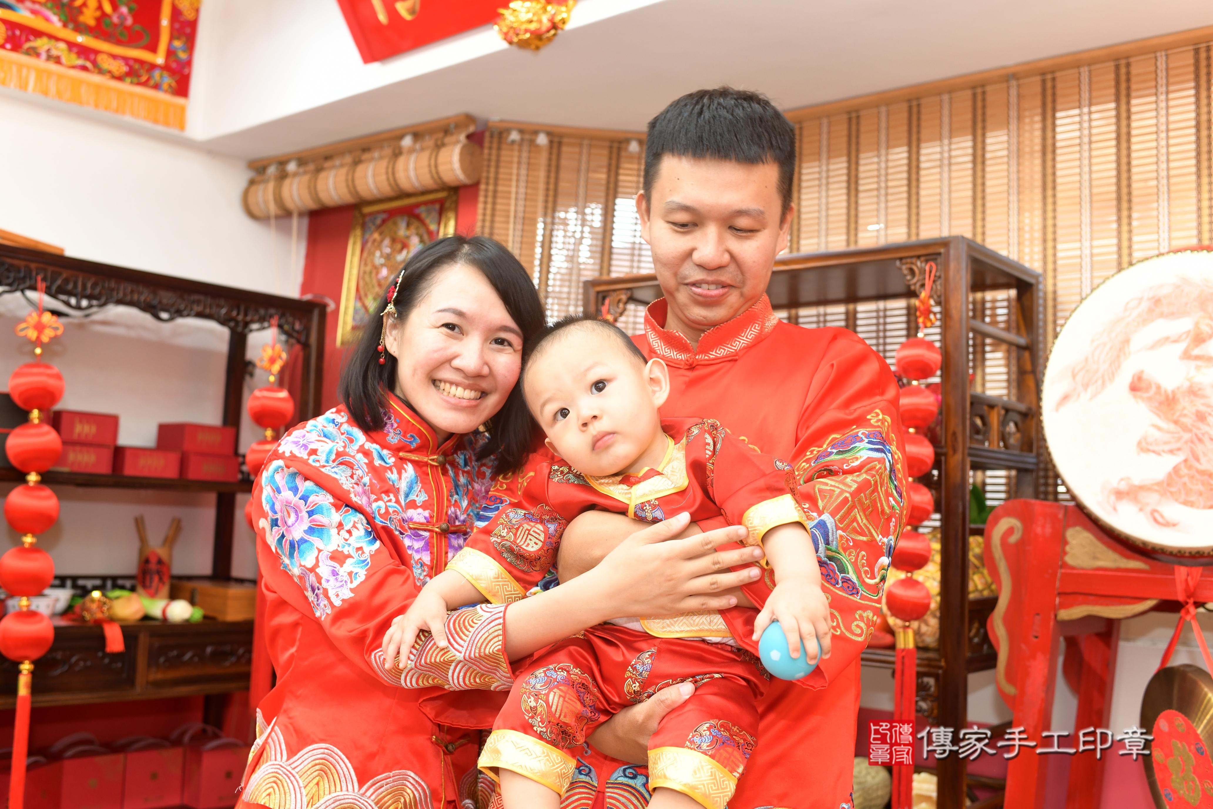 傳家手工印章高雄店、抓周、度脺、中國風會場、傳家嬰兒古禮、吉祥話、抓周道具物品24種、拍照。抓周證書。寶寶抓周、滿周歲、生日快樂、祝福