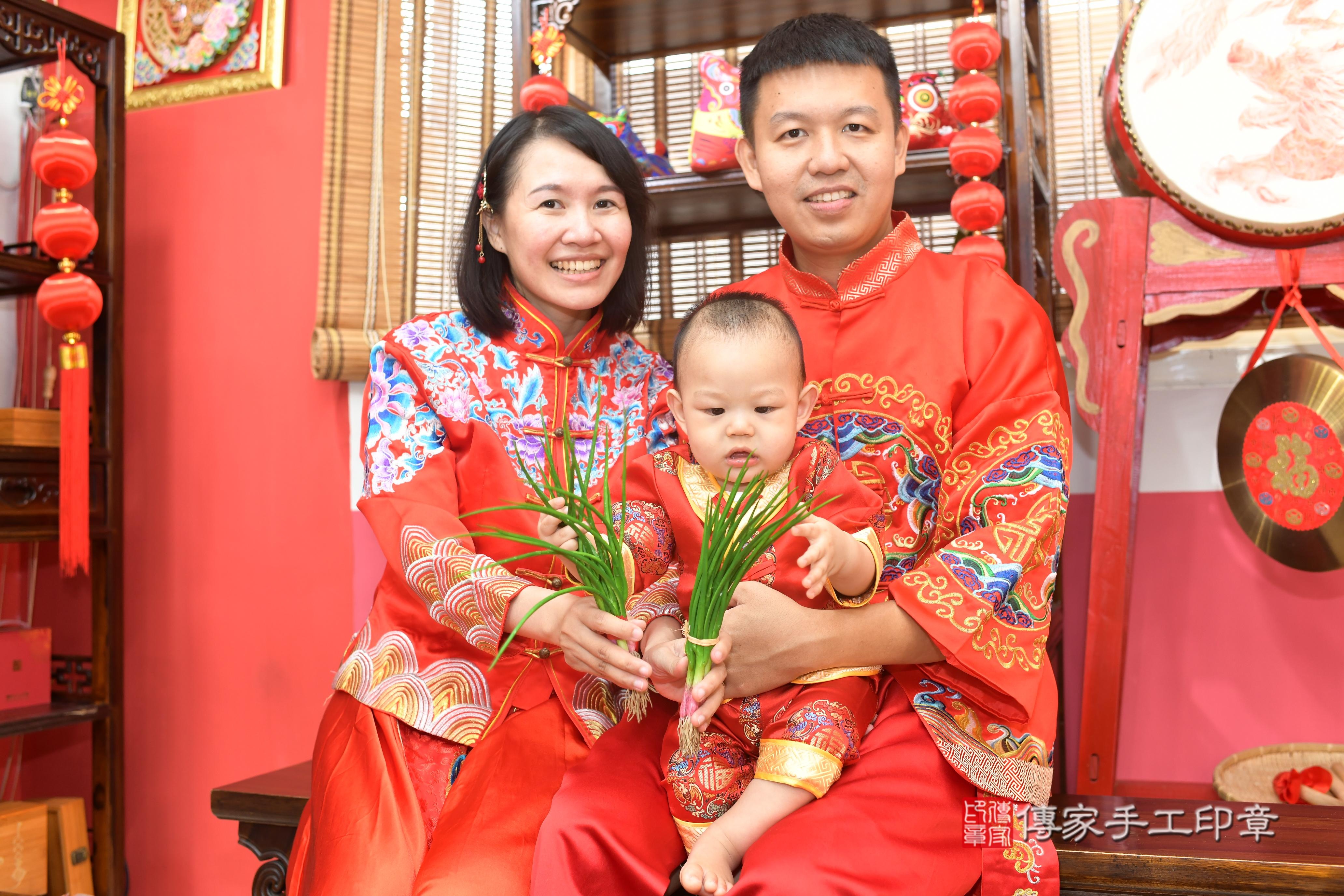 傳家手工印章高雄店、抓周、度脺、中國風會場、傳家嬰兒古禮、吉祥話、抓周道具物品24種、拍照。抓周證書。寶寶抓周、滿周歲、生日快樂、祝福