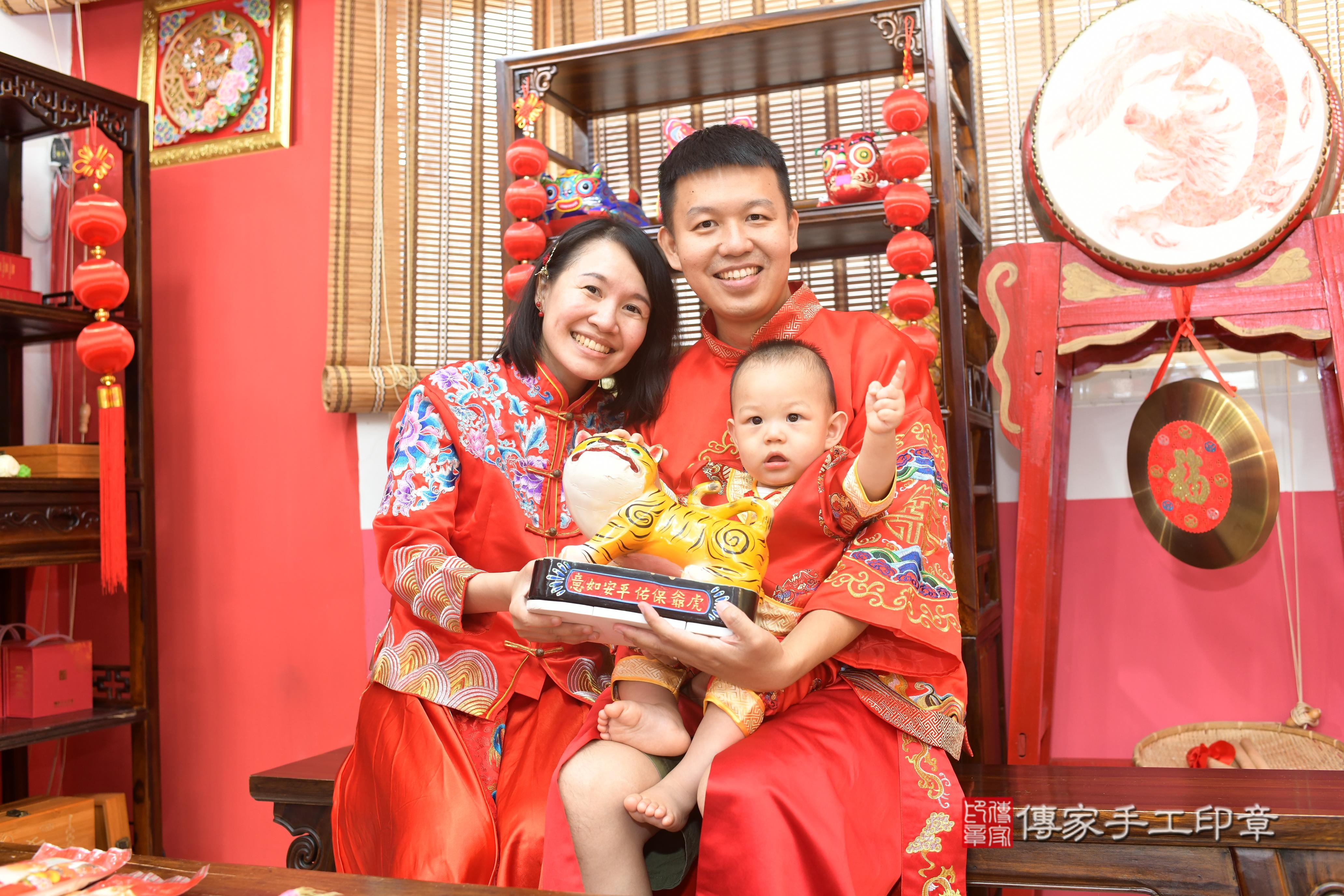 傳家手工印章高雄店、抓周、度脺、中國風會場、傳家嬰兒古禮、吉祥話、抓周道具物品24種、拍照。抓周證書。寶寶抓周、滿周歲、生日快樂、祝福
