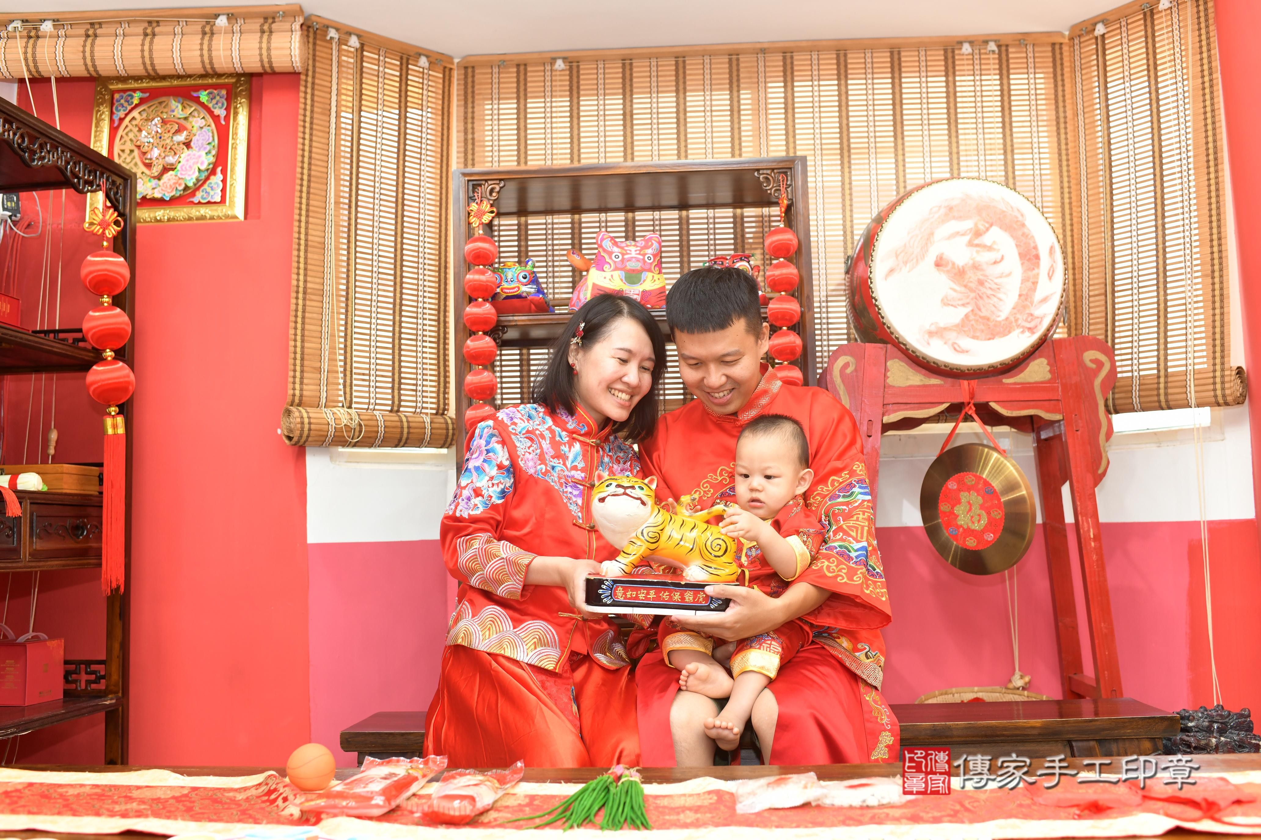 傳家手工印章高雄店、抓周、度脺、中國風會場、傳家嬰兒古禮、吉祥話、抓周道具物品24種、拍照。抓周證書。寶寶抓周、滿周歲、生日快樂、祝福