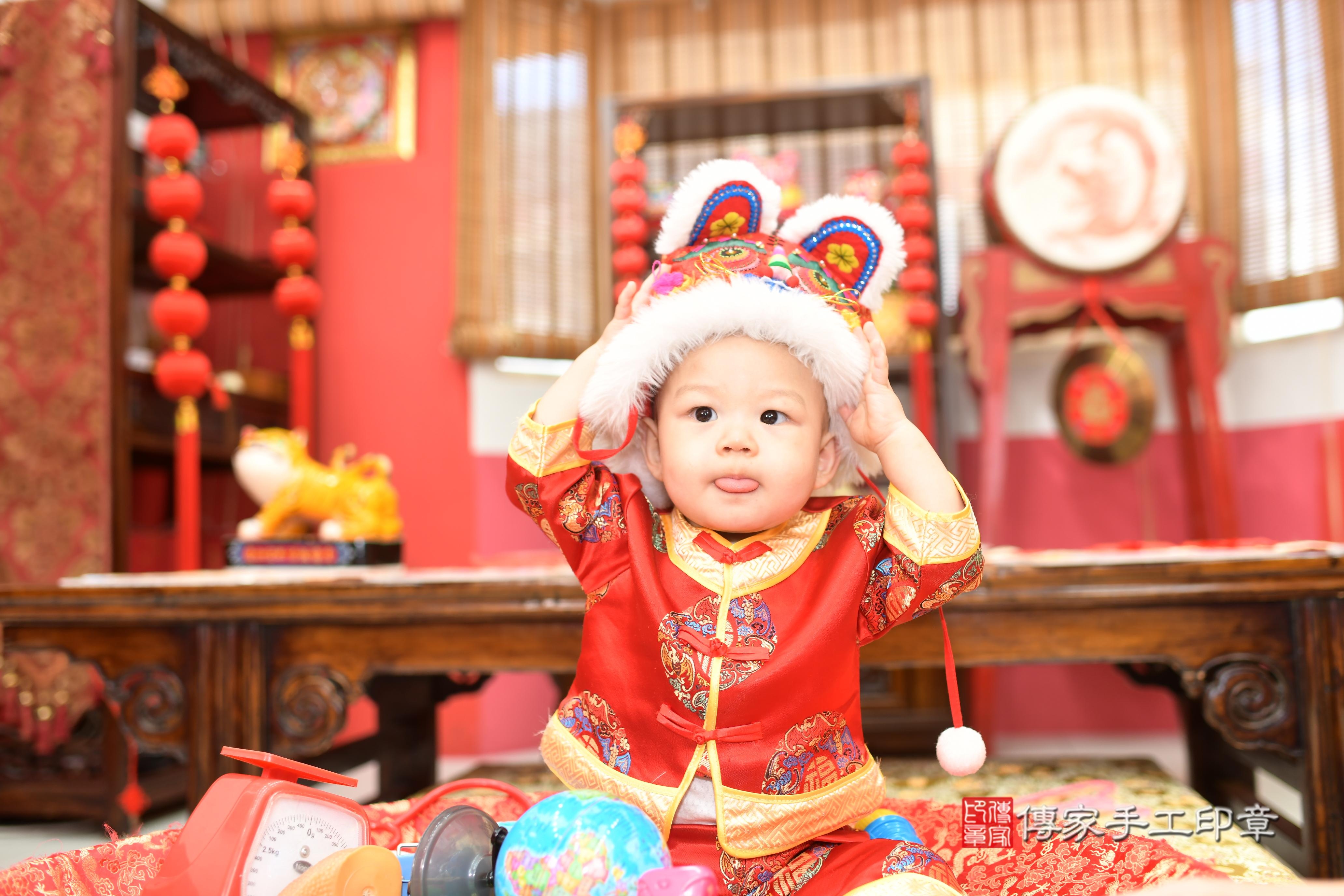 傳家手工印章高雄店、抓周、度脺、中國風會場、傳家嬰兒古禮、吉祥話、抓周道具物品24種、拍照。抓周證書。寶寶抓周、滿周歲、生日快樂、祝福