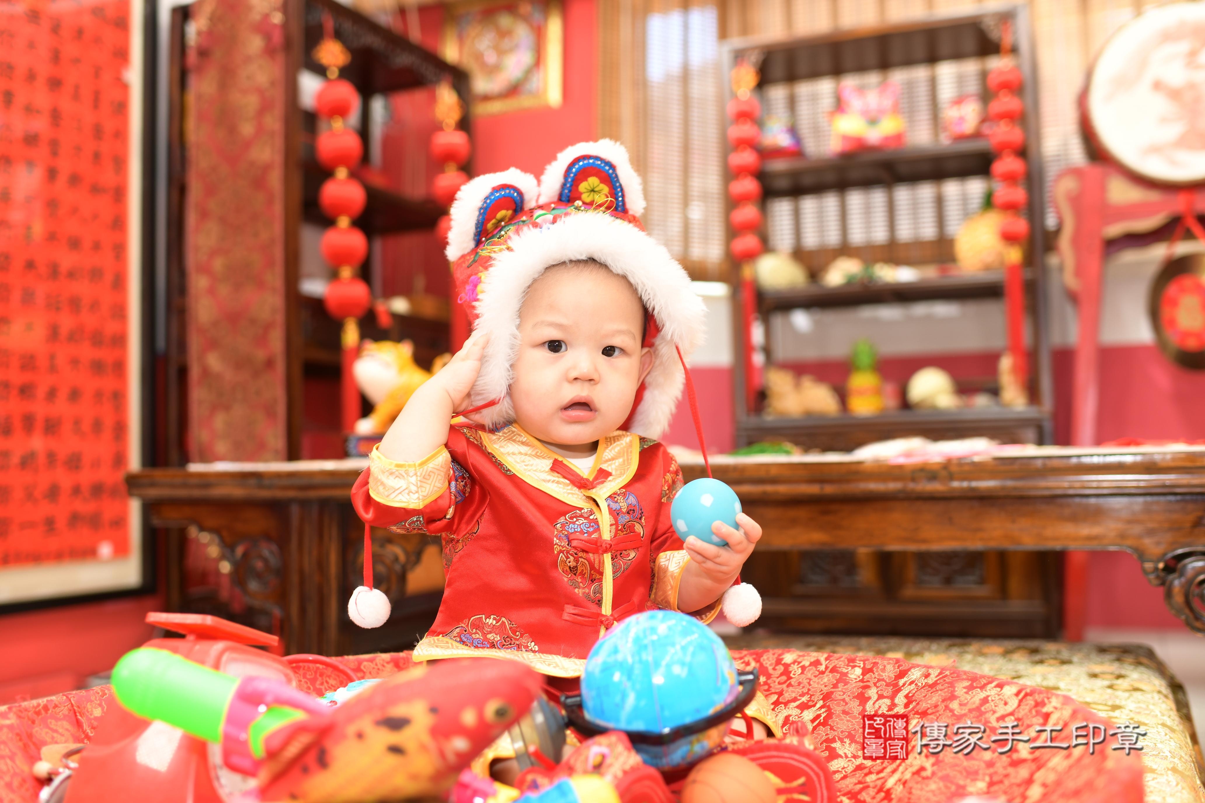 傳家手工印章高雄店、抓周、度脺、中國風會場、傳家嬰兒古禮、吉祥話、抓周道具物品24種、拍照。抓周證書。寶寶抓周、滿周歲、生日快樂、祝福