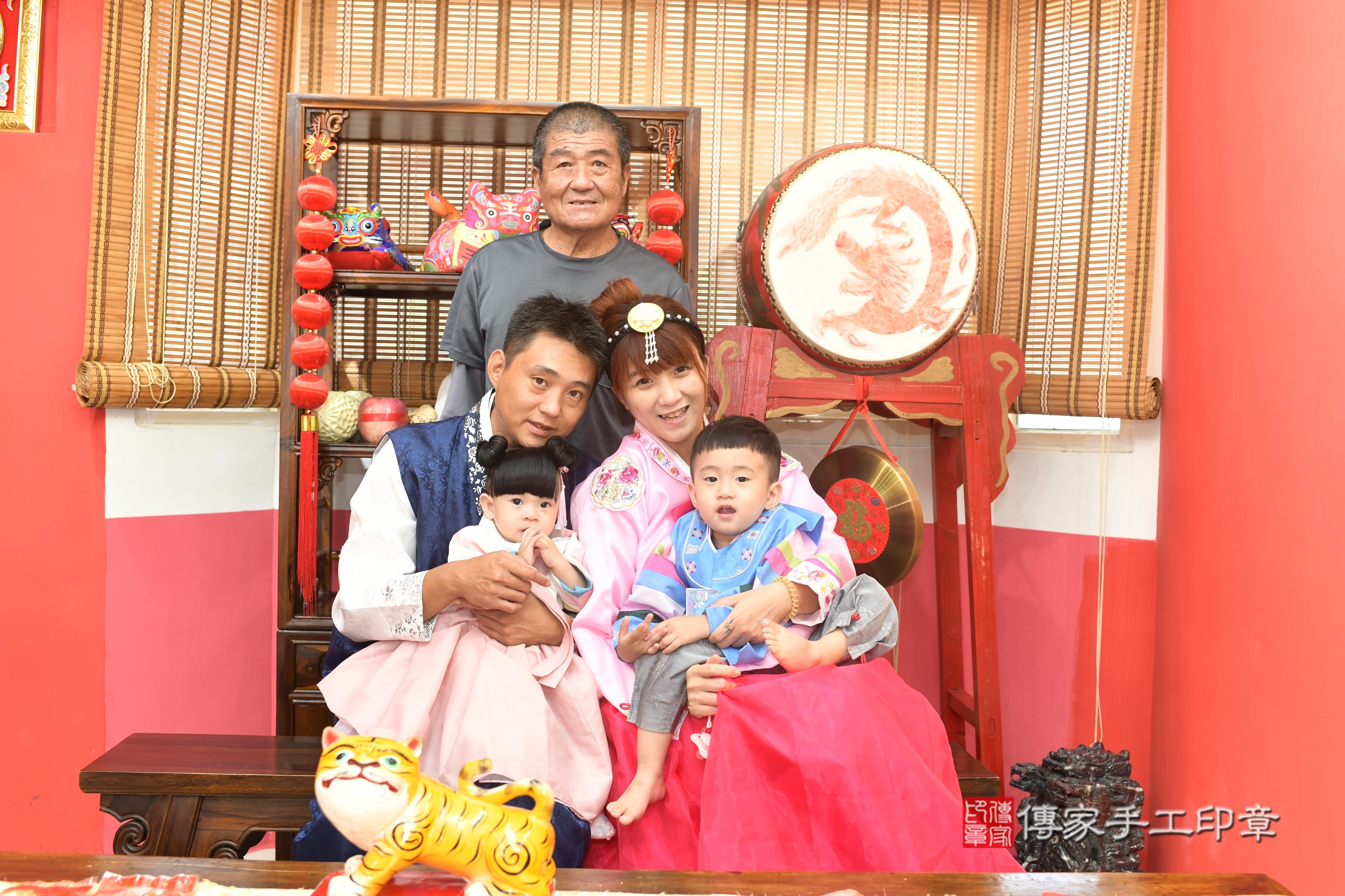 傳家手工印章高雄店、抓周、度脺、中國風會場、傳家嬰兒古禮、吉祥話、抓周道具物品24種、拍照。抓周證書。寶寶抓周、滿周歲、生日快樂、祝福