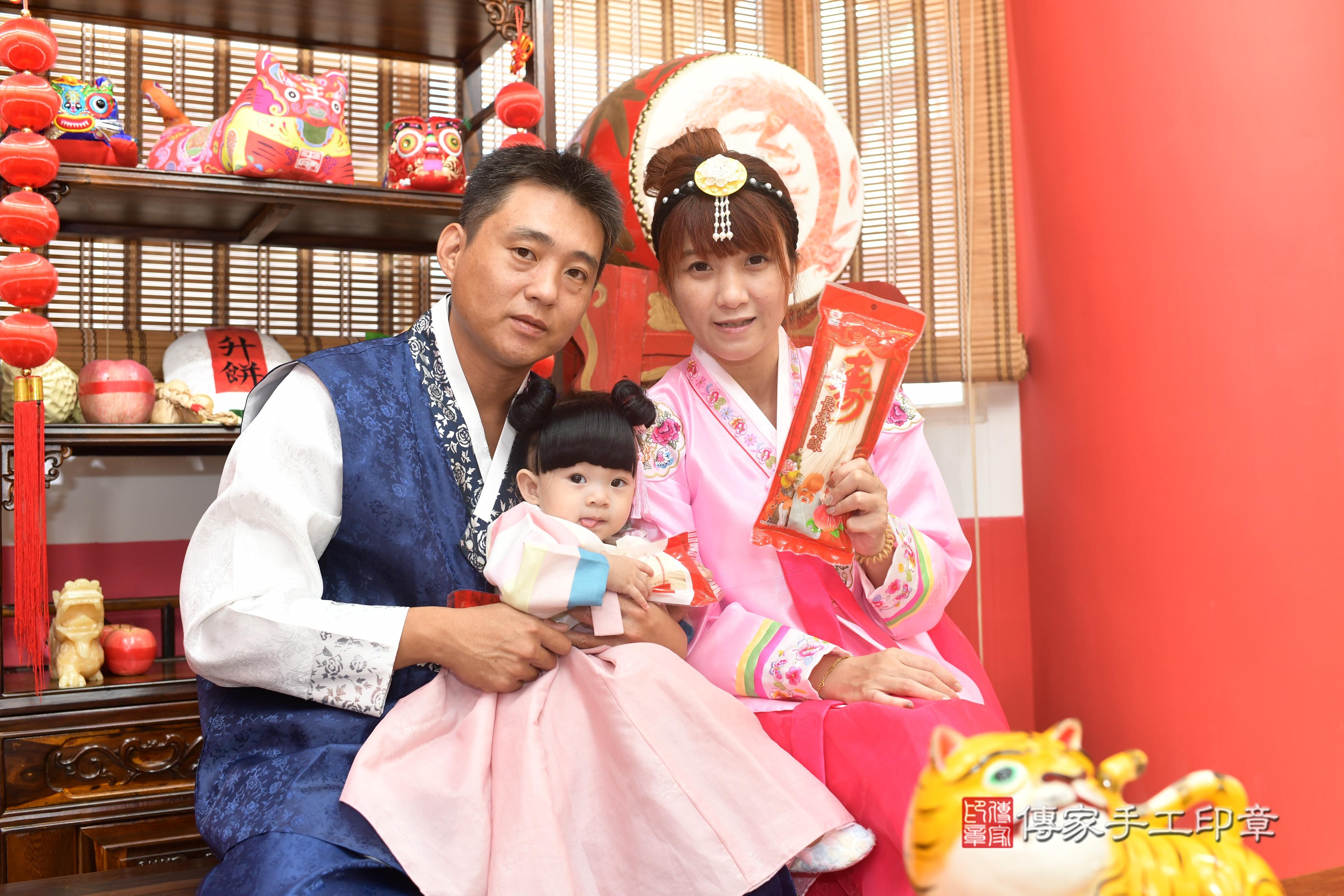 傳家手工印章高雄店、抓周、度脺、中國風會場、傳家嬰兒古禮、吉祥話、抓周道具物品24種、拍照。抓周證書。寶寶抓周、滿周歲、生日快樂、祝福