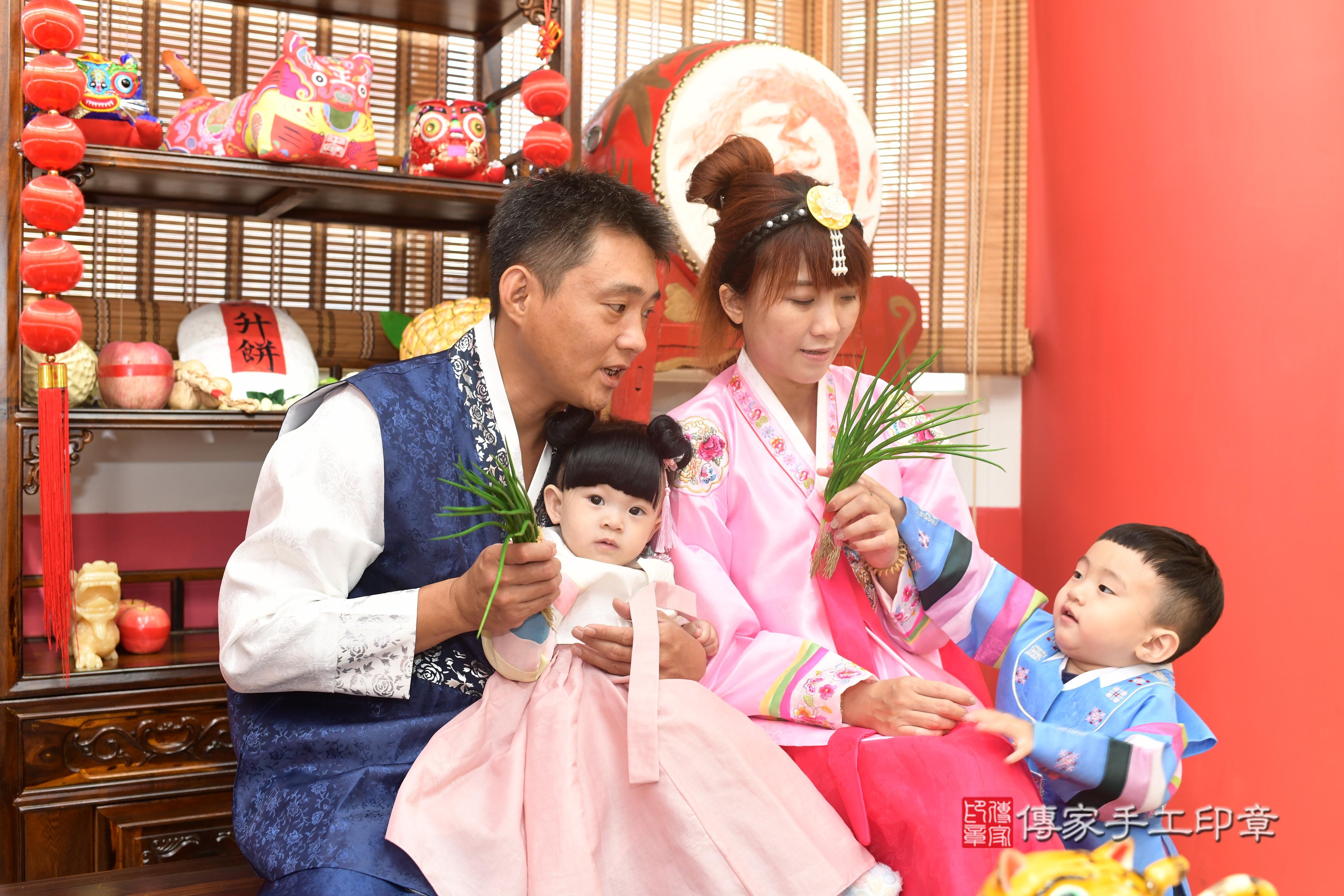 傳家手工印章高雄店、抓周、度脺、中國風會場、傳家嬰兒古禮、吉祥話、抓周道具物品24種、拍照。抓周證書。寶寶抓周、滿周歲、生日快樂、祝福