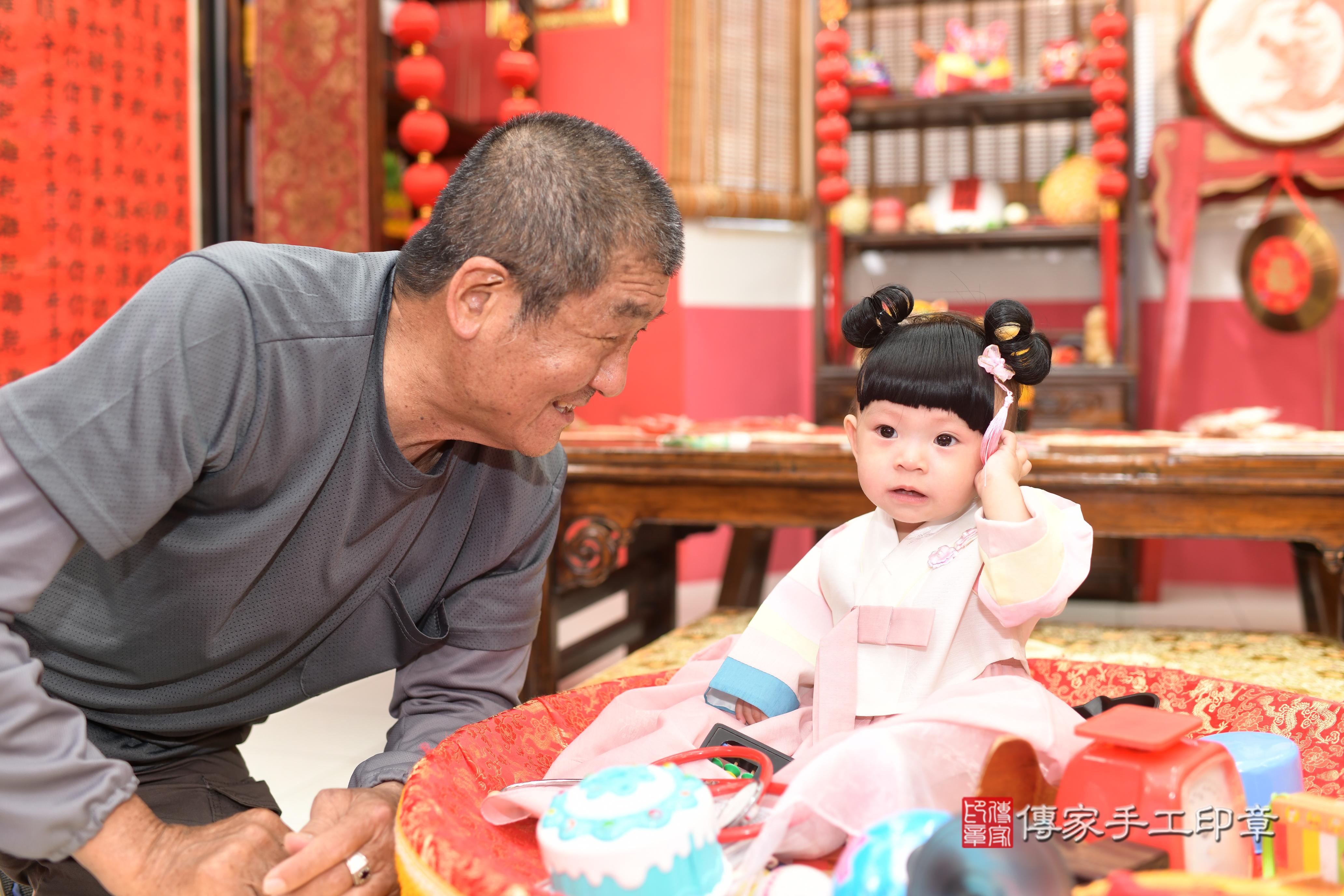 傳家手工印章高雄店、抓周、度脺、中國風會場、傳家嬰兒古禮、吉祥話、抓周道具物品24種、拍照。抓周證書。寶寶抓周、滿周歲、生日快樂、祝福