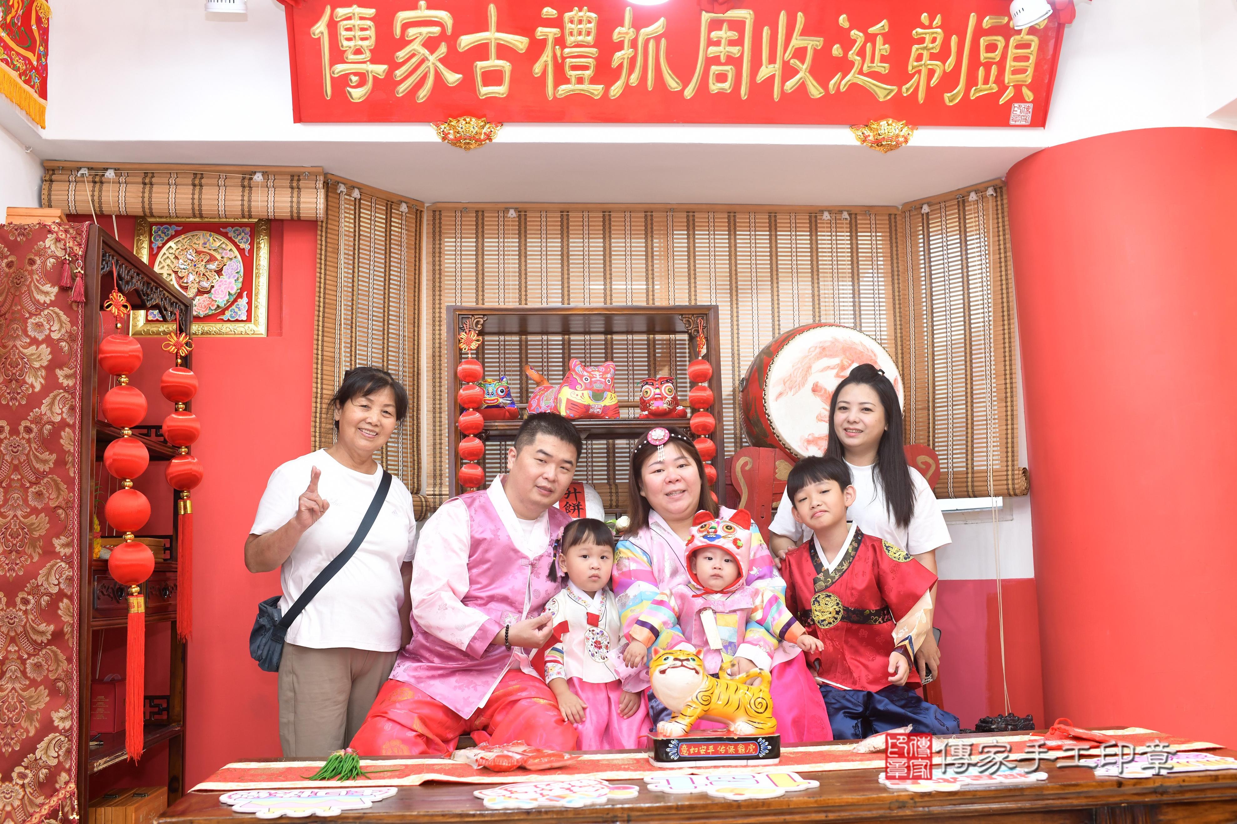 傳家手工印章高雄店、抓周、度脺、中國風會場、傳家嬰兒古禮、吉祥話、抓周道具物品24種、拍照。抓周證書。寶寶抓周、滿周歲、生日快樂、祝福