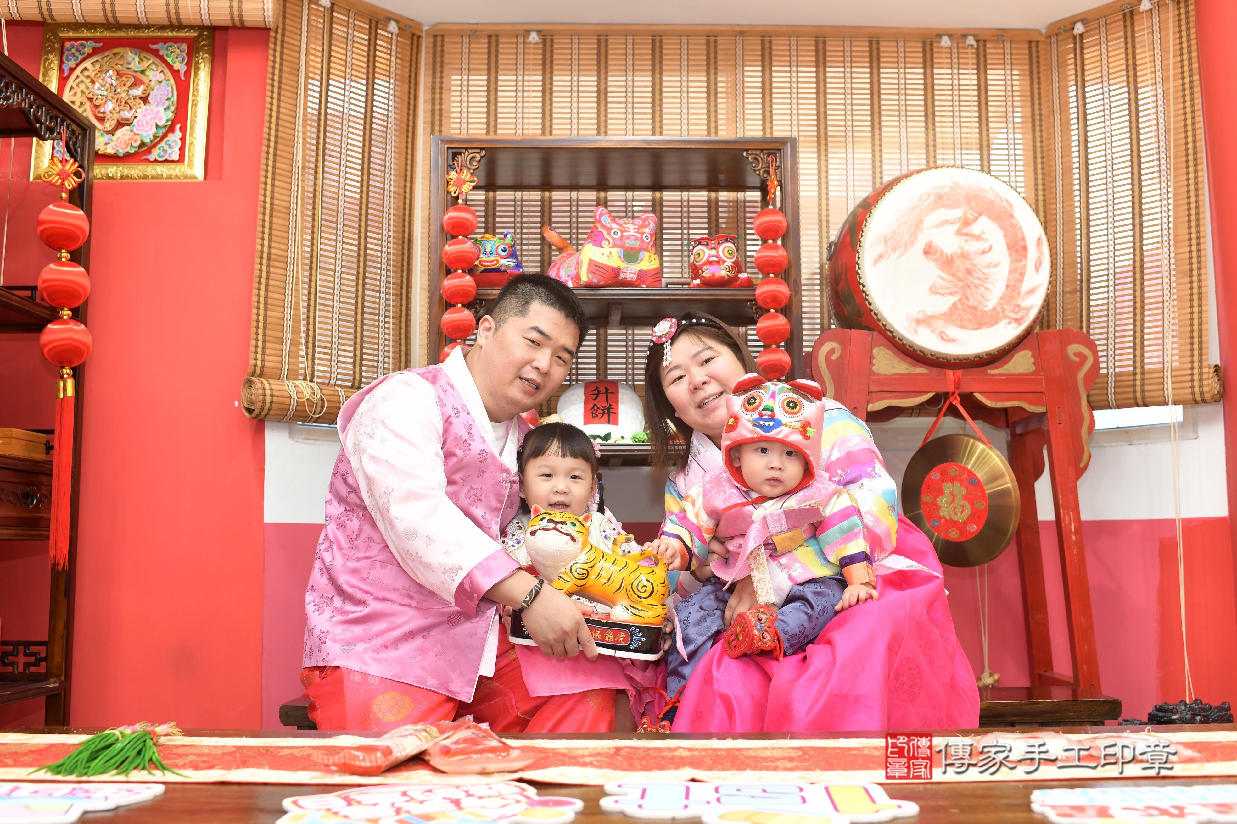 傳家手工印章高雄店、抓周、度脺、中國風會場、傳家嬰兒古禮、吉祥話、抓周道具物品24種、拍照。抓周證書。寶寶抓周、滿周歲、生日快樂、祝福