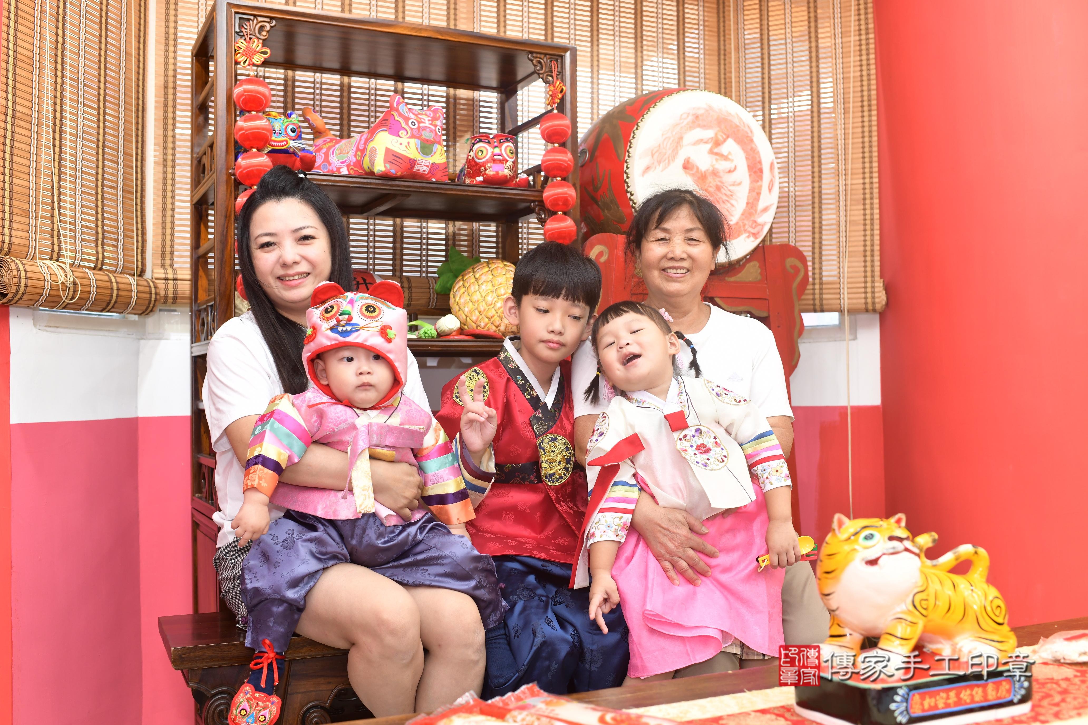 傳家手工印章高雄店、抓周、度脺、中國風會場、傳家嬰兒古禮、吉祥話、抓周道具物品24種、拍照。抓周證書。寶寶抓周、滿周歲、生日快樂、祝福