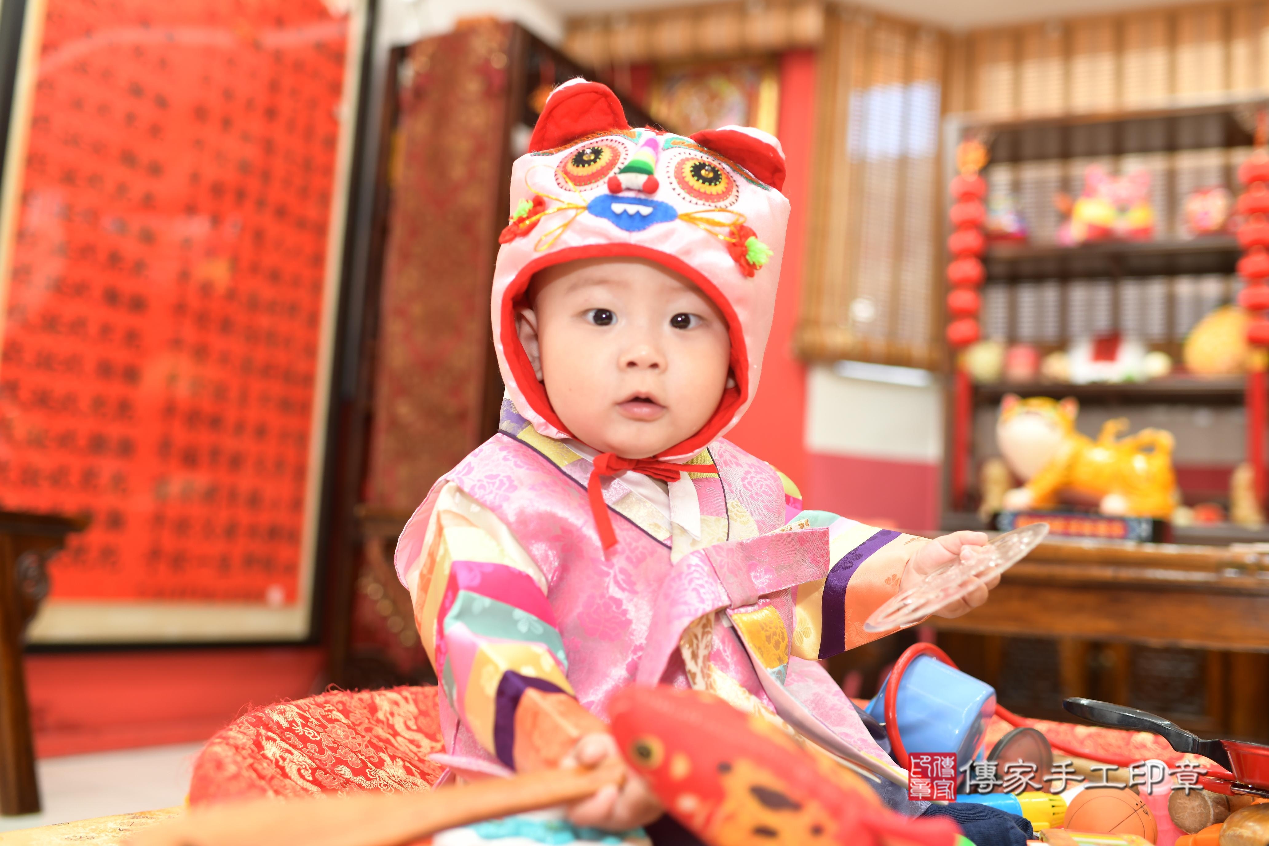 傳家手工印章高雄店、抓周、度脺、中國風會場、傳家嬰兒古禮、吉祥話、抓周道具物品24種、拍照。抓周證書。寶寶抓周、滿周歲、生日快樂、祝福