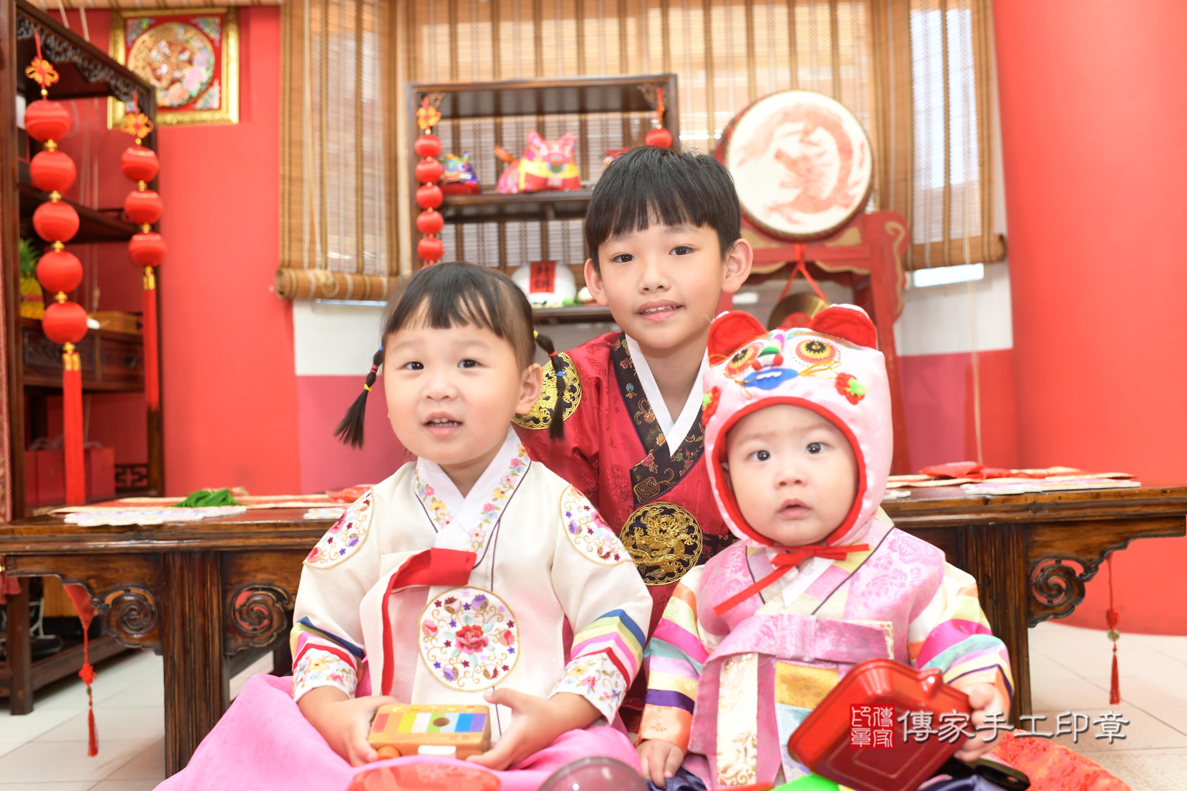 傳家手工印章高雄店、抓周、度脺、中國風會場、傳家嬰兒古禮、吉祥話、抓周道具物品24種、拍照。抓周證書。寶寶抓周、滿周歲、生日快樂、祝福