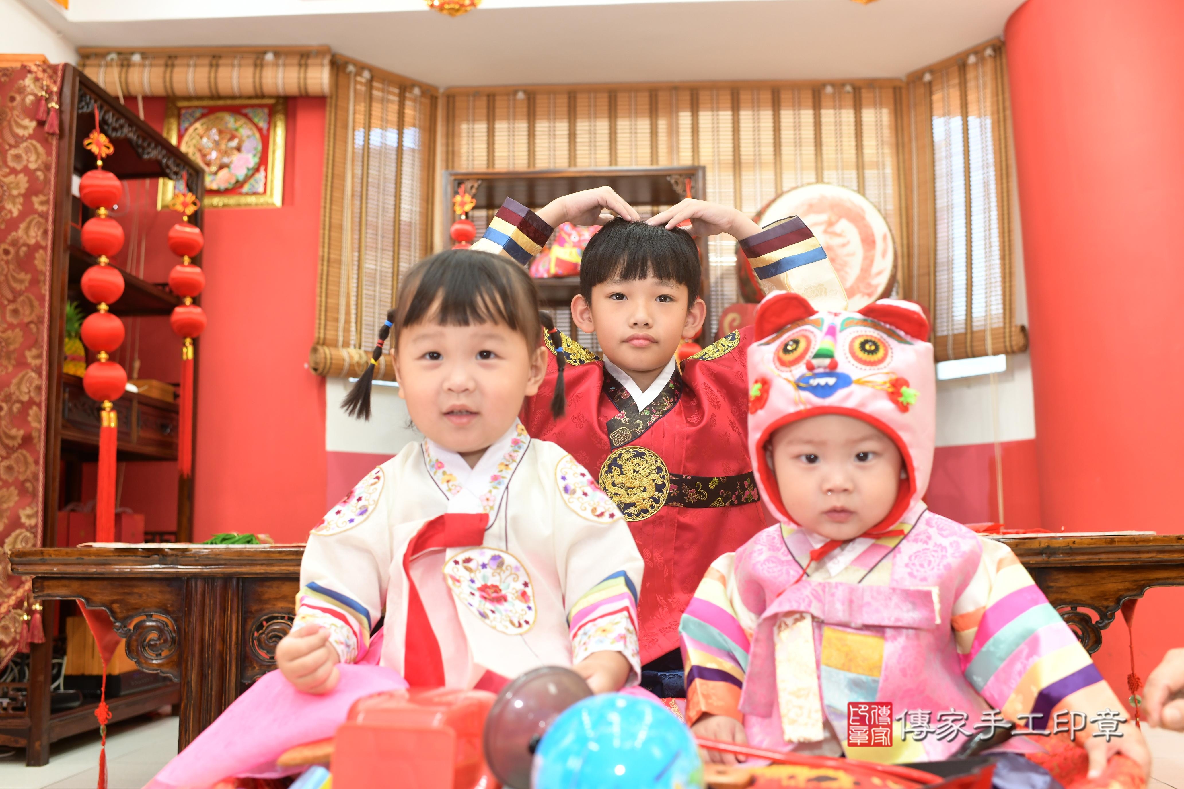 傳家手工印章高雄店、抓周、度脺、中國風會場、傳家嬰兒古禮、吉祥話、抓周道具物品24種、拍照。抓周證書。寶寶抓周、滿周歲、生日快樂、祝福