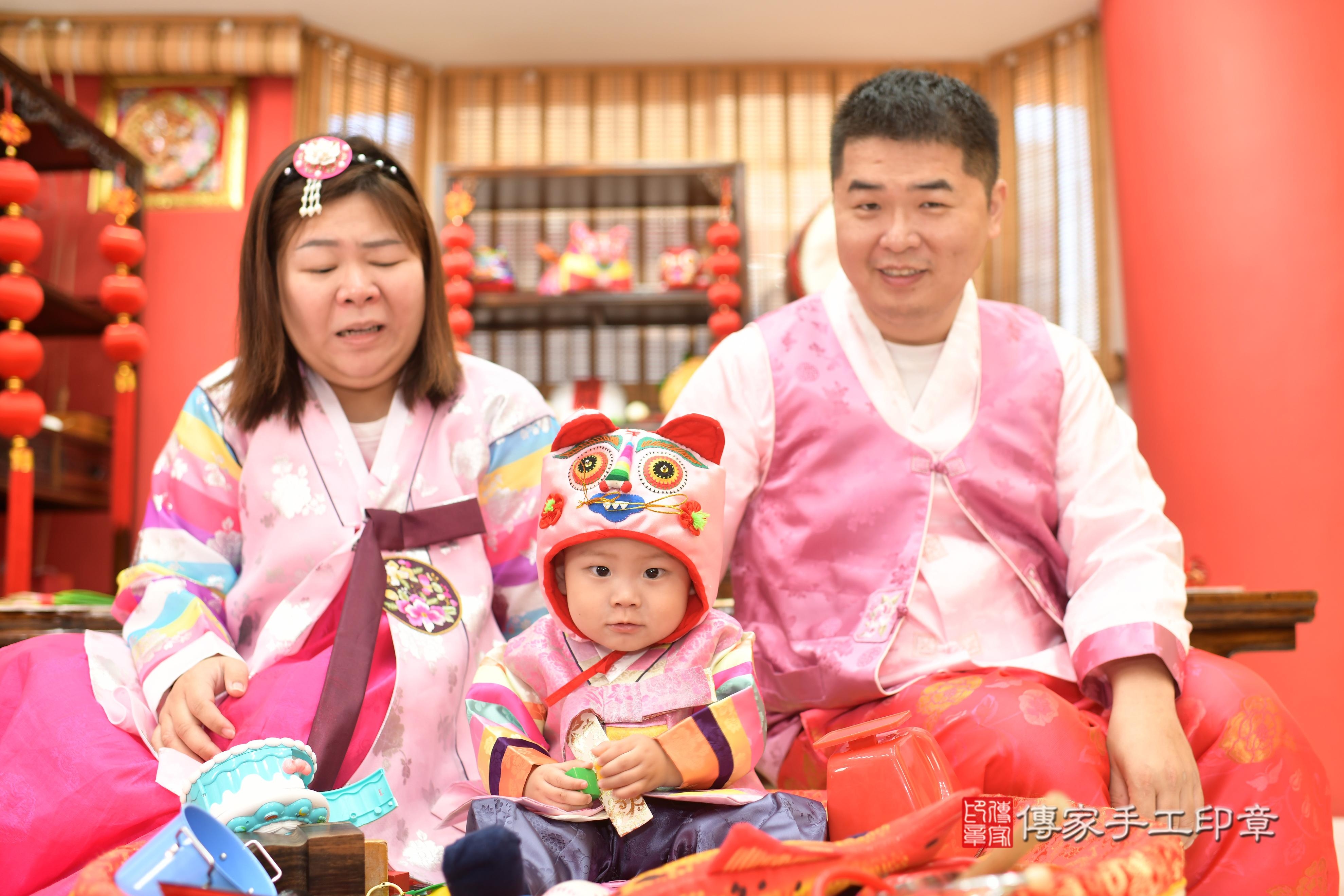 傳家手工印章高雄店、抓周、度脺、中國風會場、傳家嬰兒古禮、吉祥話、抓周道具物品24種、拍照。抓周證書。寶寶抓周、滿周歲、生日快樂、祝福