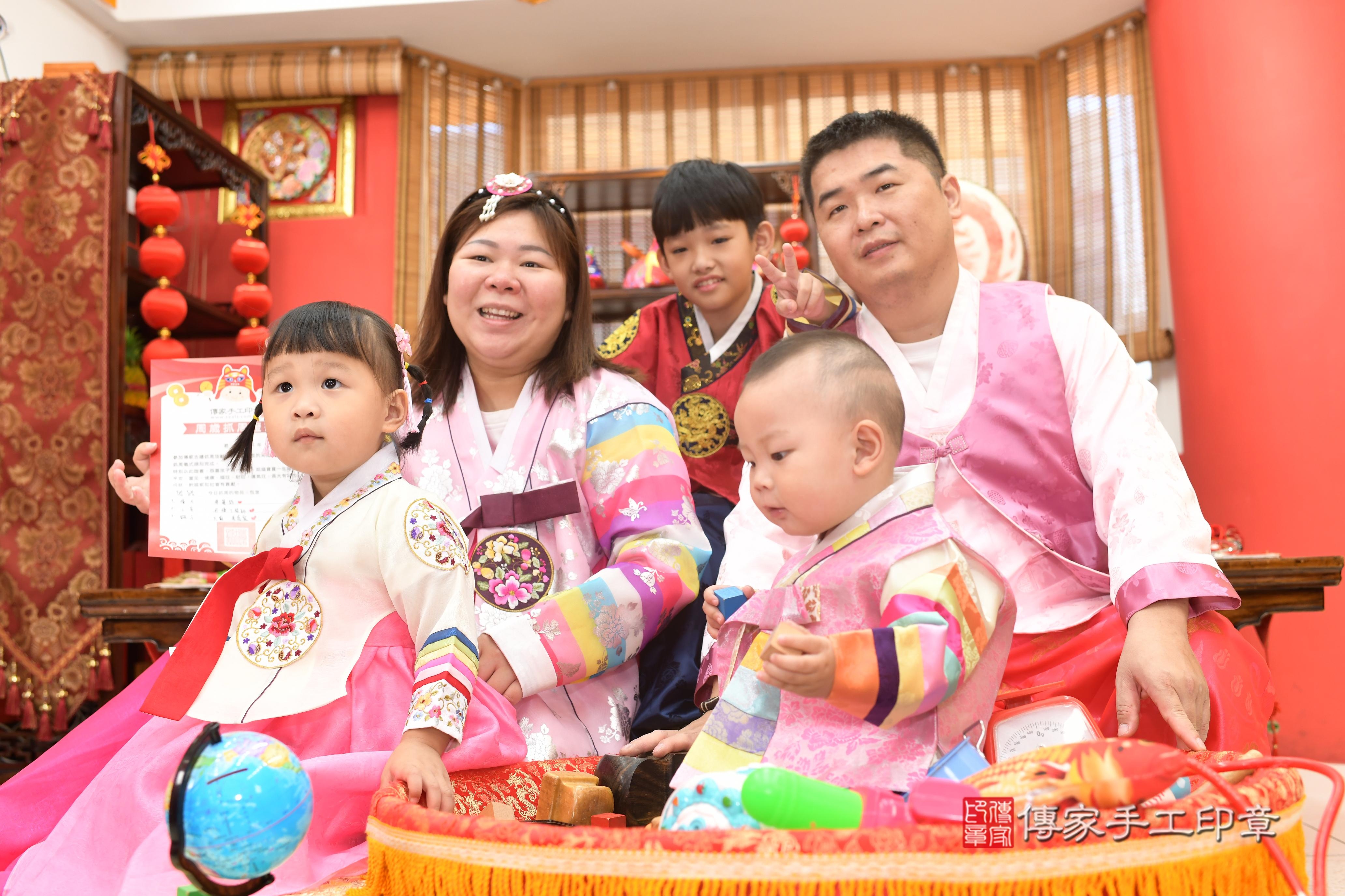 傳家手工印章高雄店、抓周、度脺、中國風會場、傳家嬰兒古禮、吉祥話、抓周道具物品24種、拍照。抓周證書。寶寶抓周、滿周歲、生日快樂、祝福