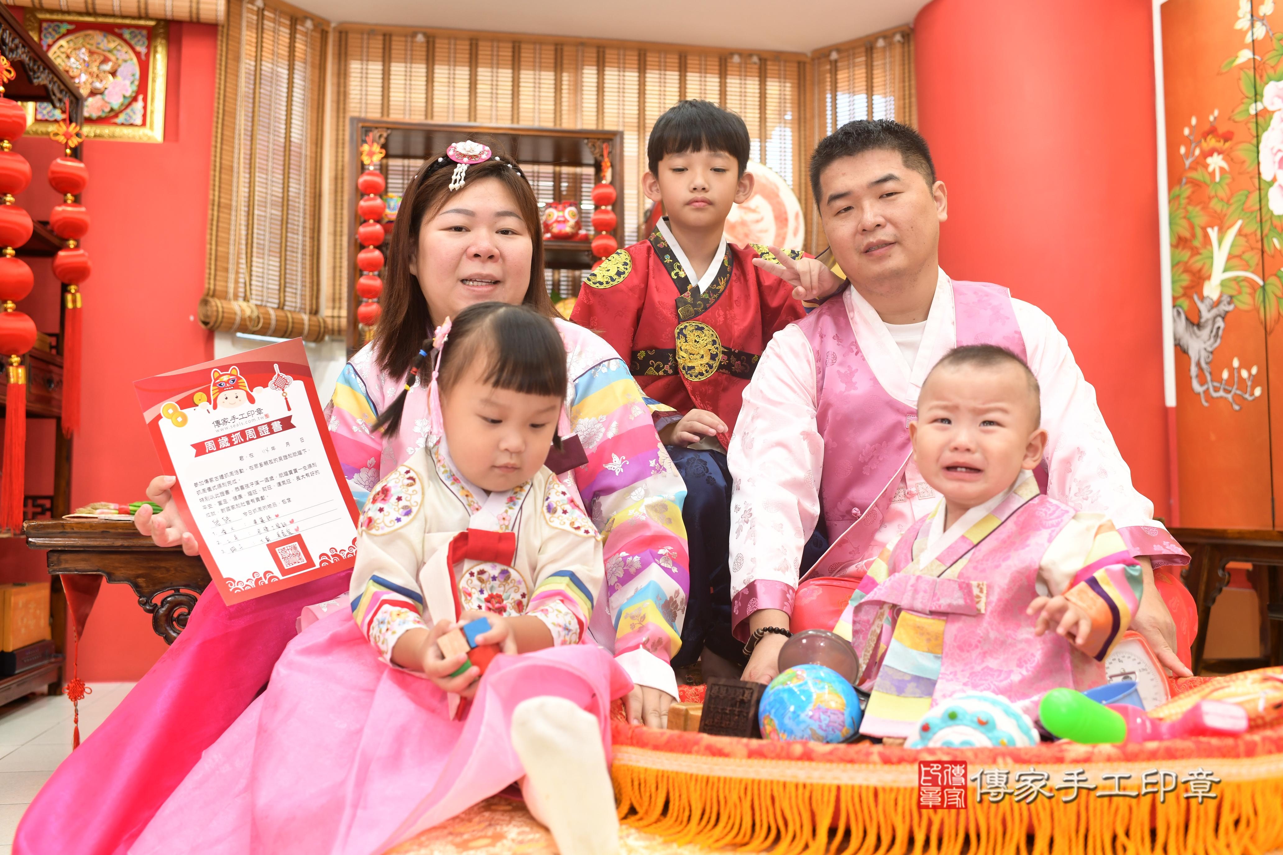 傳家手工印章高雄店、抓周、度脺、中國風會場、傳家嬰兒古禮、吉祥話、抓周道具物品24種、拍照。抓周證書。寶寶抓周、滿周歲、生日快樂、祝福