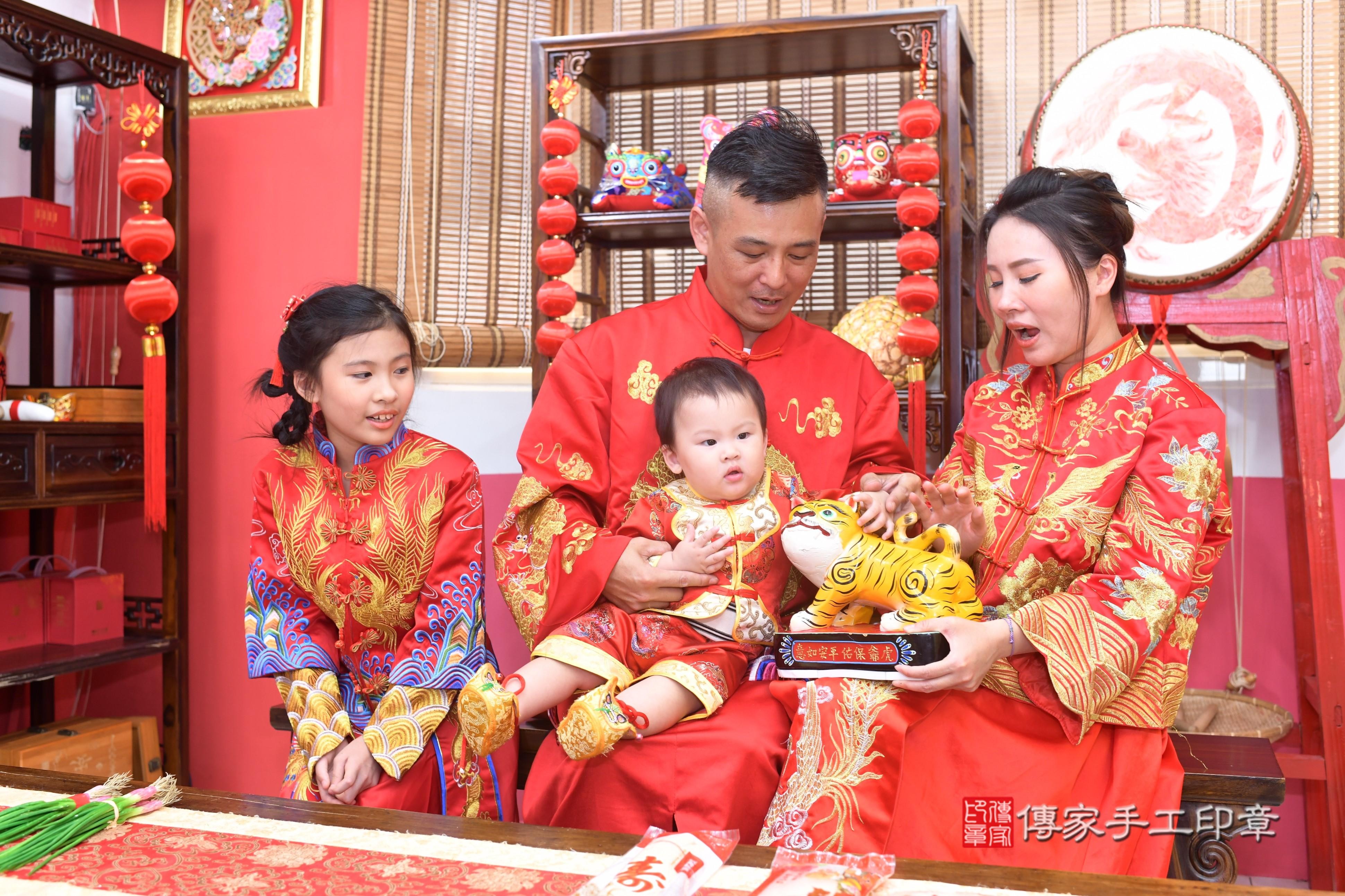 傳家手工印章高雄店、抓周、度脺、中國風會場、傳家嬰兒古禮、吉祥話、抓周道具物品24種、拍照。抓周證書。寶寶抓周、滿周歲、生日快樂、祝福