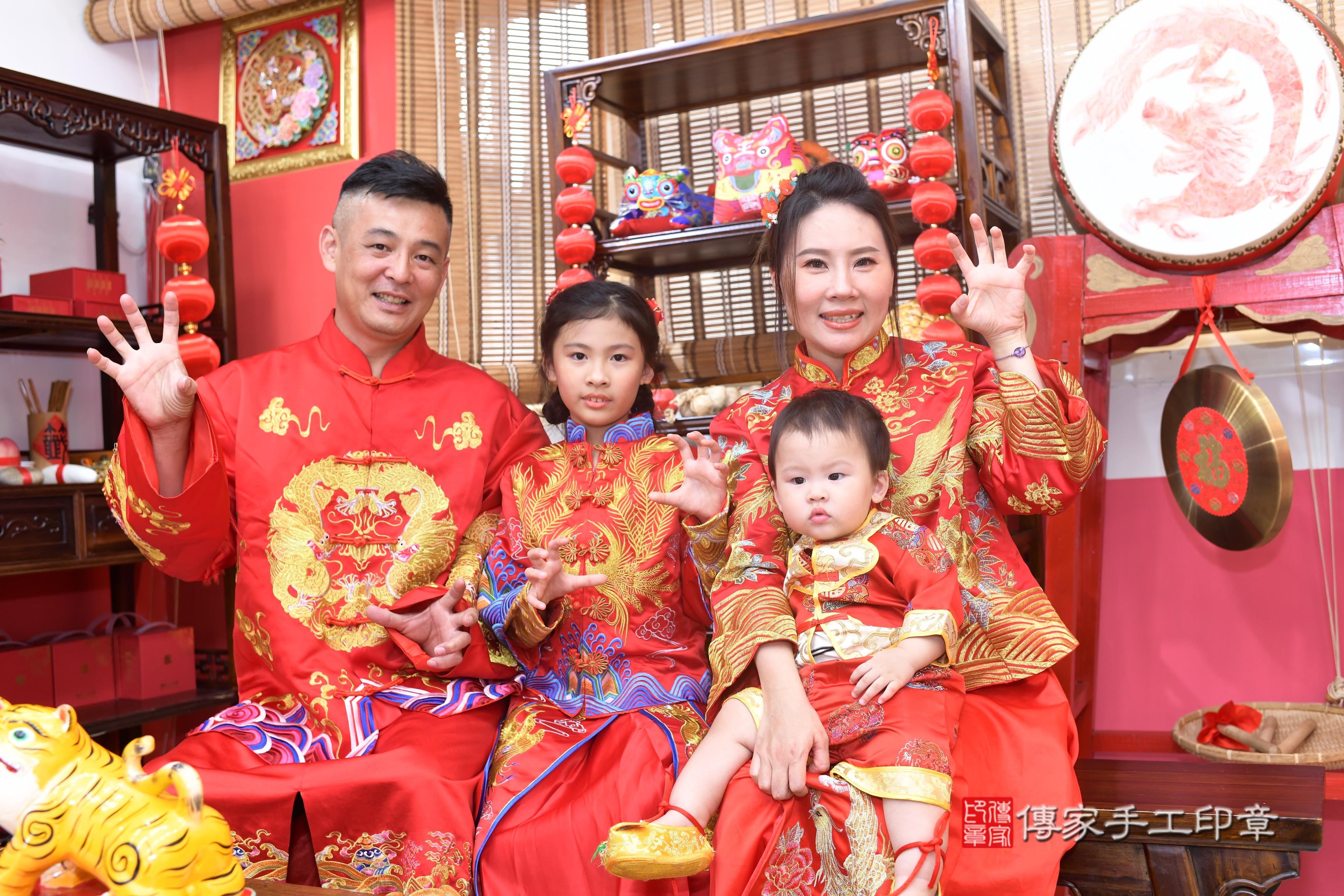 傳家手工印章高雄店、抓周、度脺、中國風會場、傳家嬰兒古禮、吉祥話、抓周道具物品24種、拍照。抓周證書。寶寶抓周、滿周歲、生日快樂、祝福