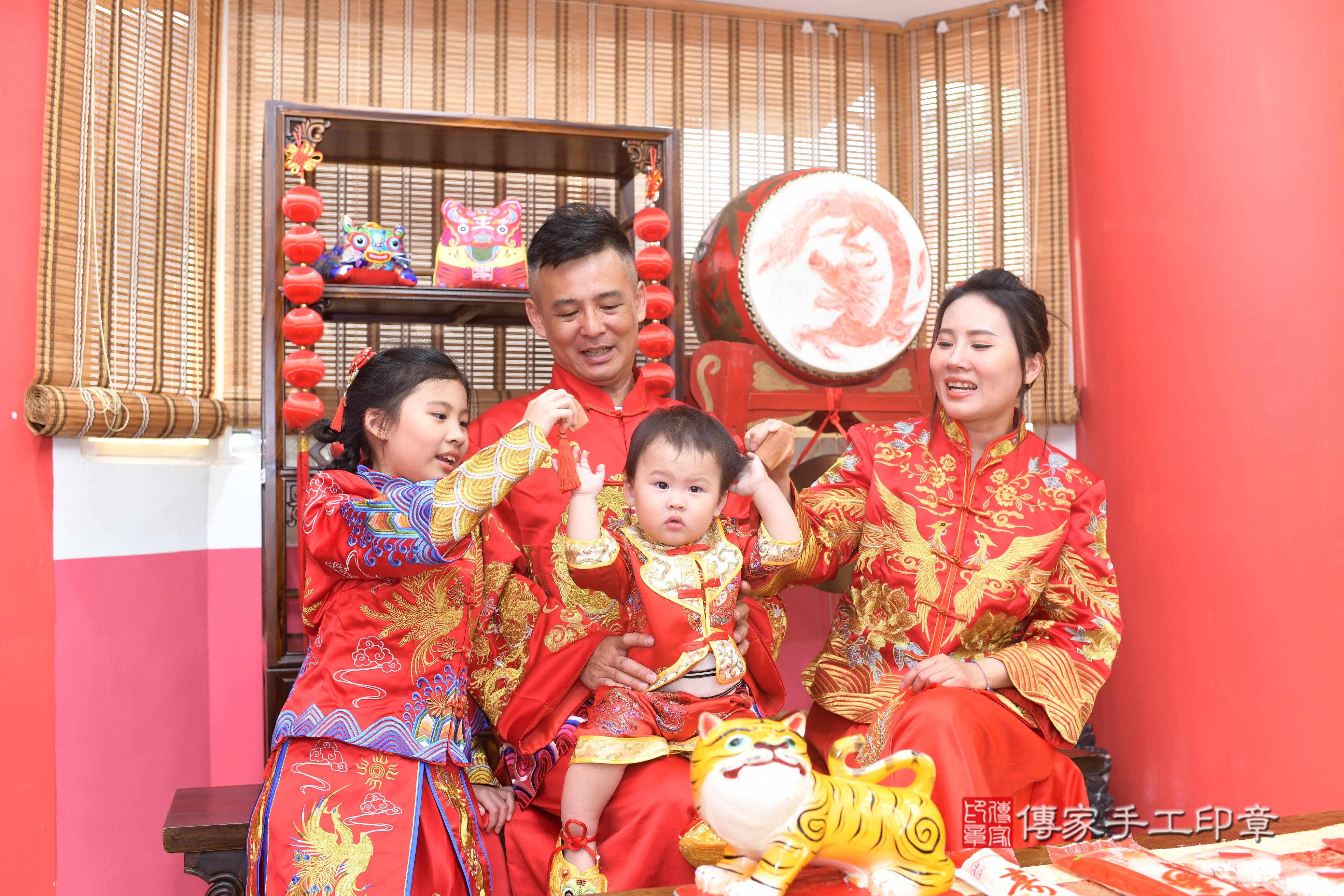 傳家手工印章高雄店、抓周、度脺、中國風會場、傳家嬰兒古禮、吉祥話、抓周道具物品24種、拍照。抓周證書。寶寶抓周、滿周歲、生日快樂、祝福