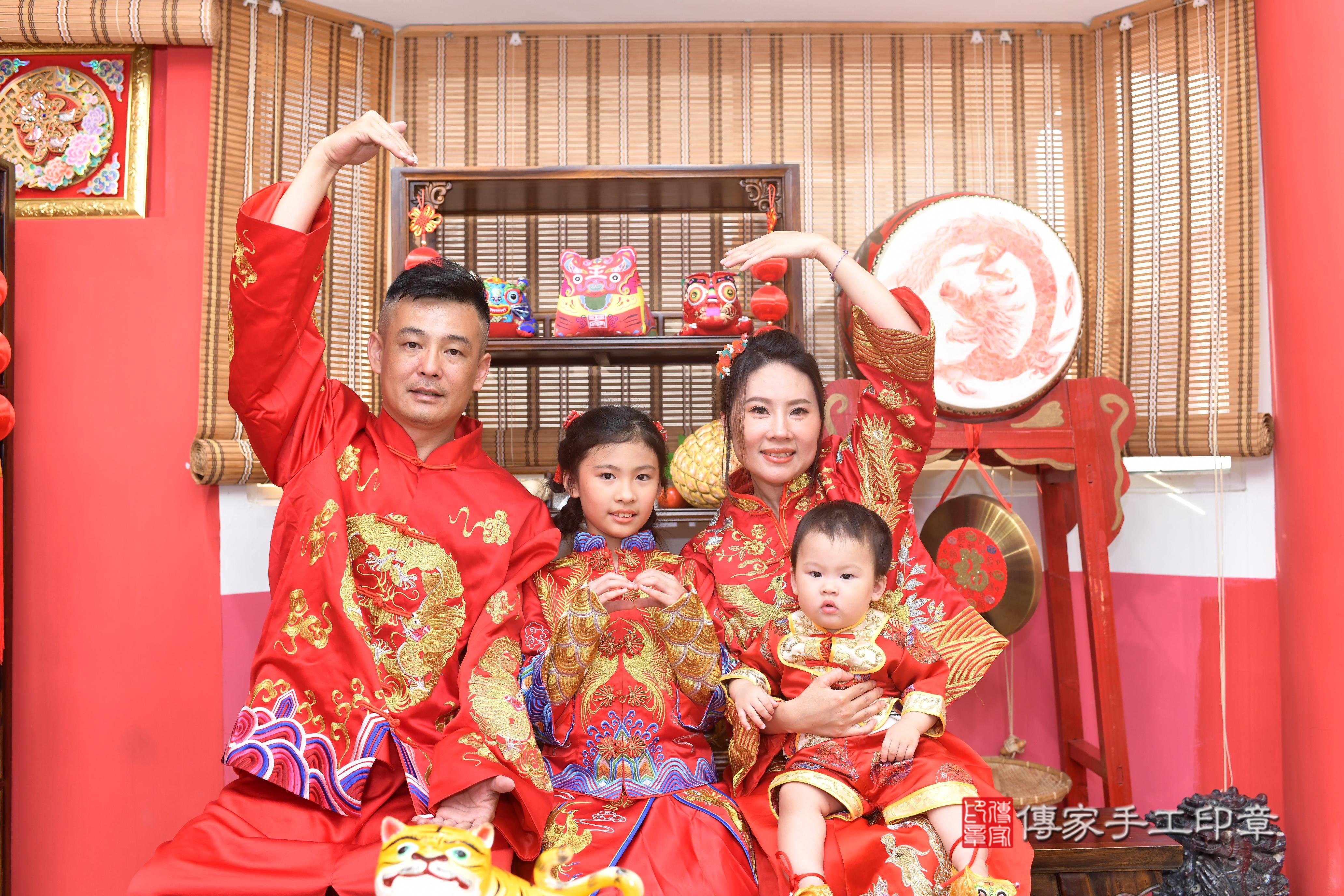 傳家手工印章高雄店、抓周、度脺、中國風會場、傳家嬰兒古禮、吉祥話、抓周道具物品24種、拍照。抓周證書。寶寶抓周、滿周歲、生日快樂、祝福