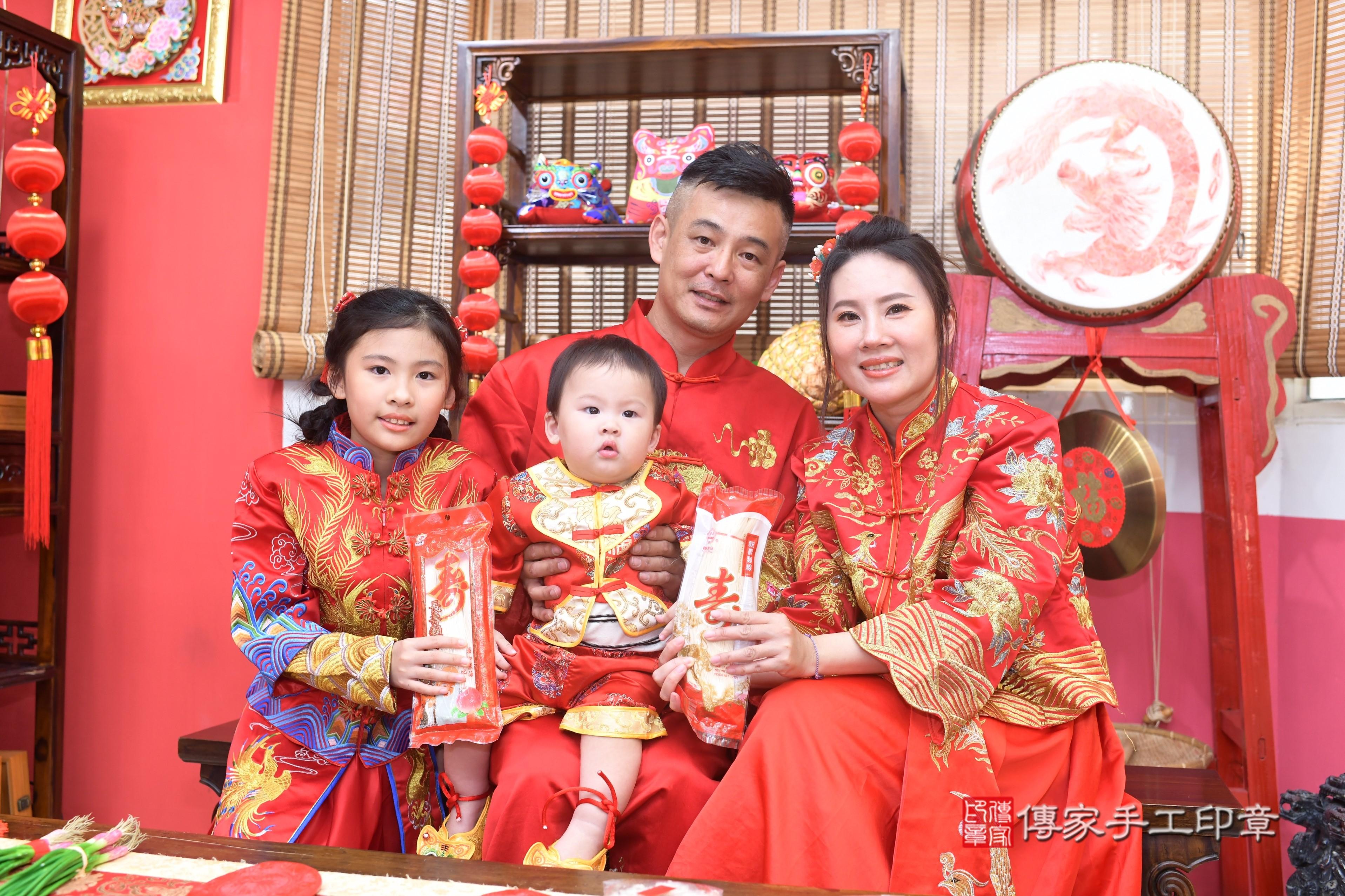 傳家手工印章高雄店、抓周、度脺、中國風會場、傳家嬰兒古禮、吉祥話、抓周道具物品24種、拍照。抓周證書。寶寶抓周、滿周歲、生日快樂、祝福