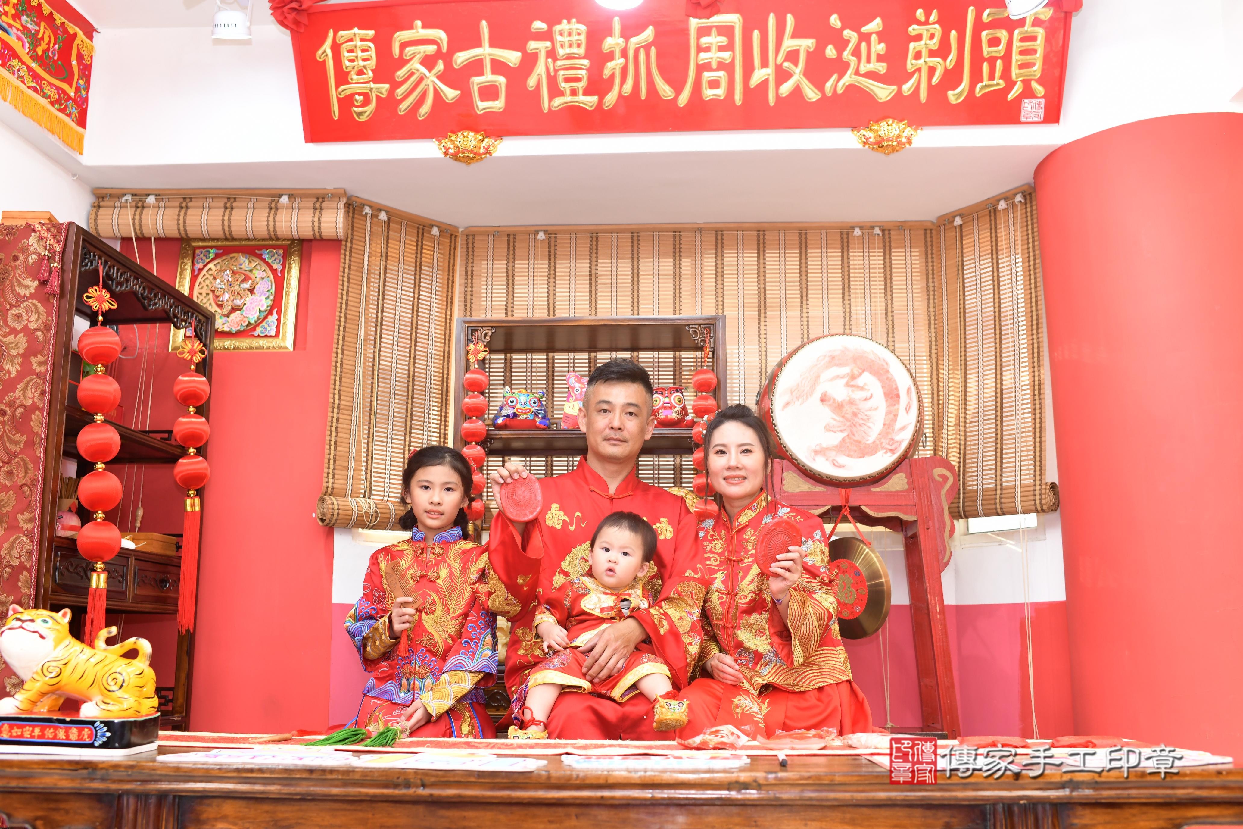 傳家手工印章高雄店、抓周、度脺、中國風會場、傳家嬰兒古禮、吉祥話、抓周道具物品24種、拍照。抓周證書。寶寶抓周、滿周歲、生日快樂、祝福