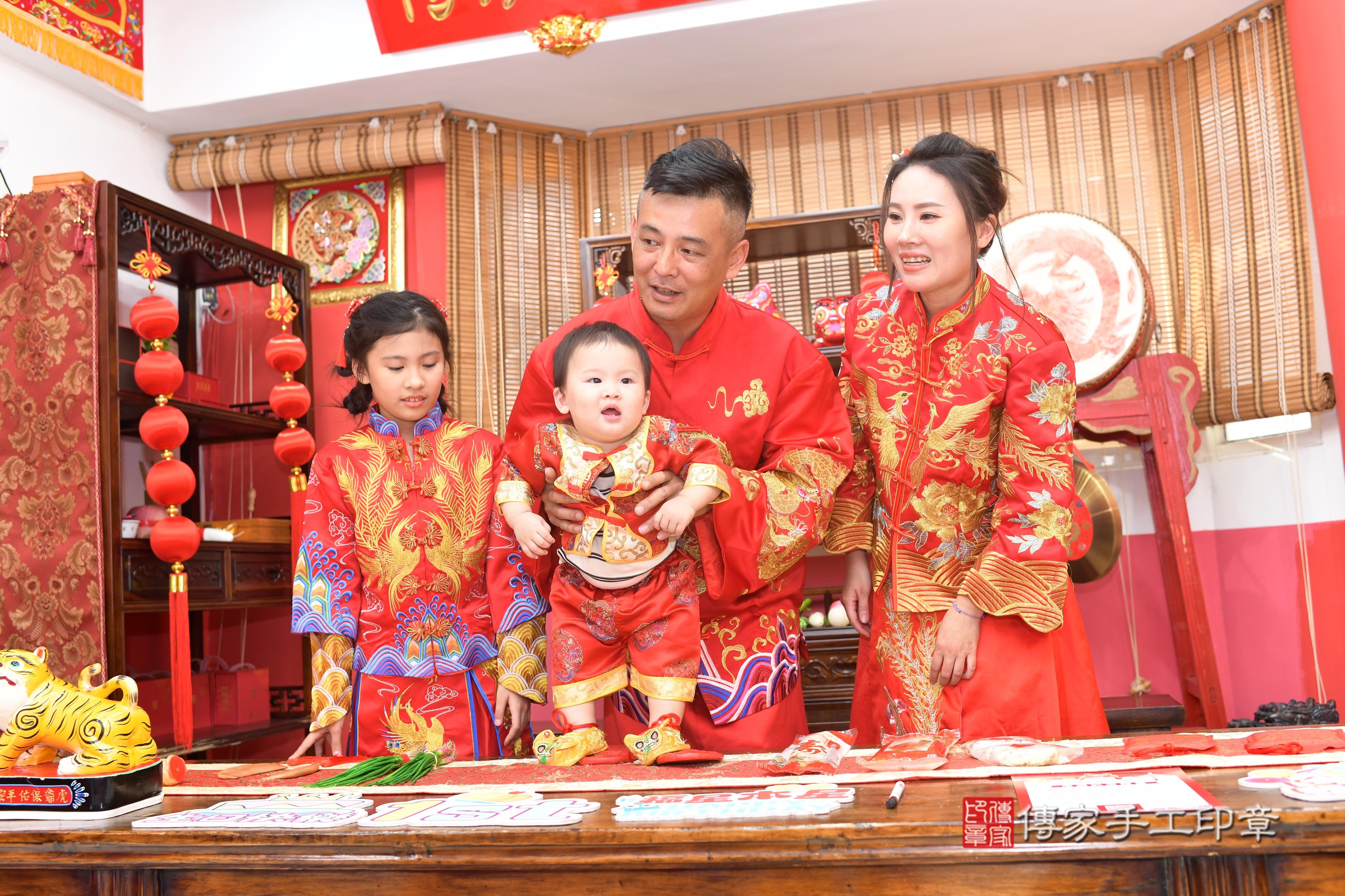 傳家手工印章高雄店、抓周、度脺、中國風會場、傳家嬰兒古禮、吉祥話、抓周道具物品24種、拍照。抓周證書。寶寶抓周、滿周歲、生日快樂、祝福