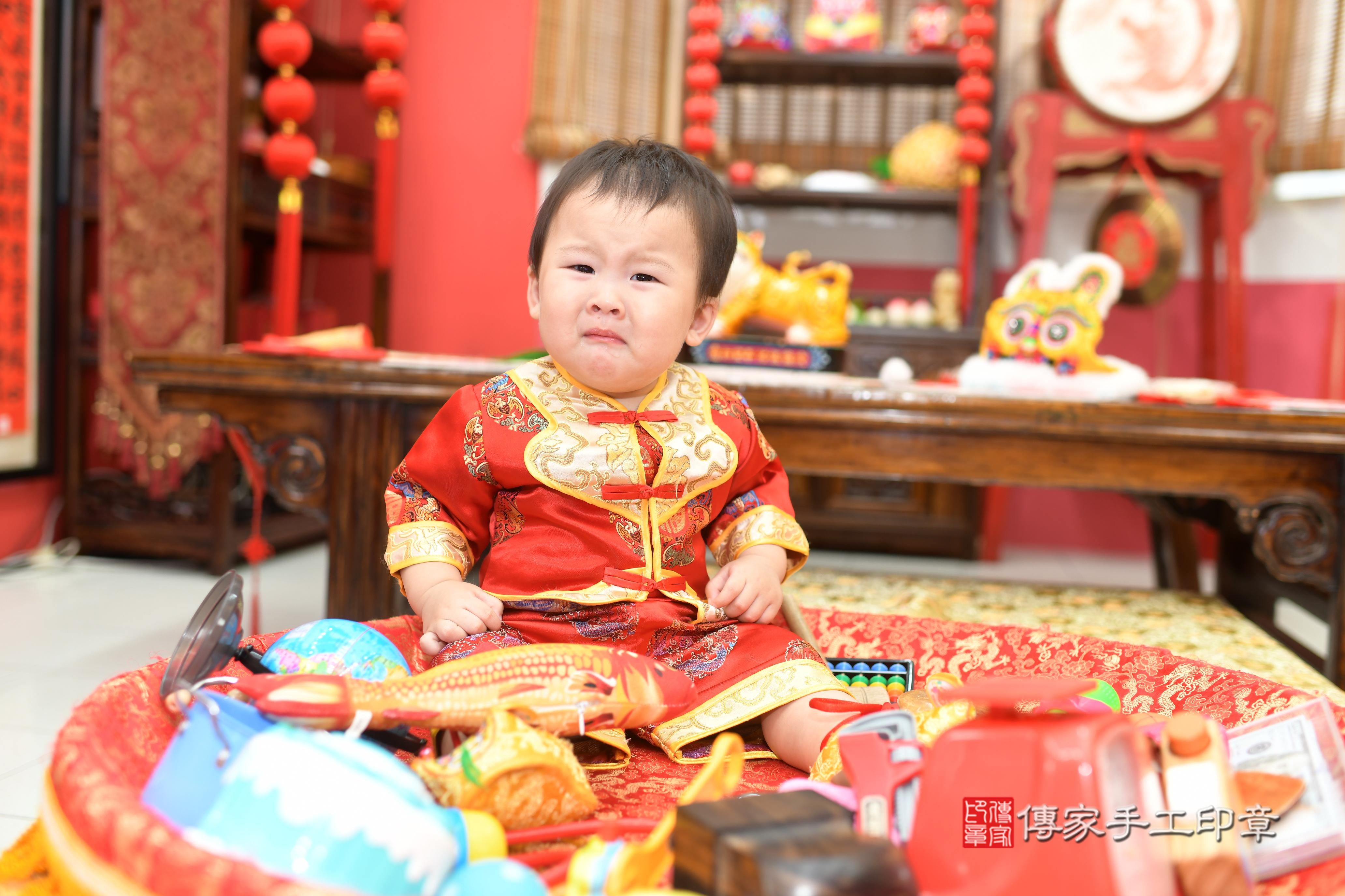 傳家手工印章高雄店、抓周、度脺、中國風會場、傳家嬰兒古禮、吉祥話、抓周道具物品24種、拍照。抓周證書。寶寶抓周、滿周歲、生日快樂、祝福