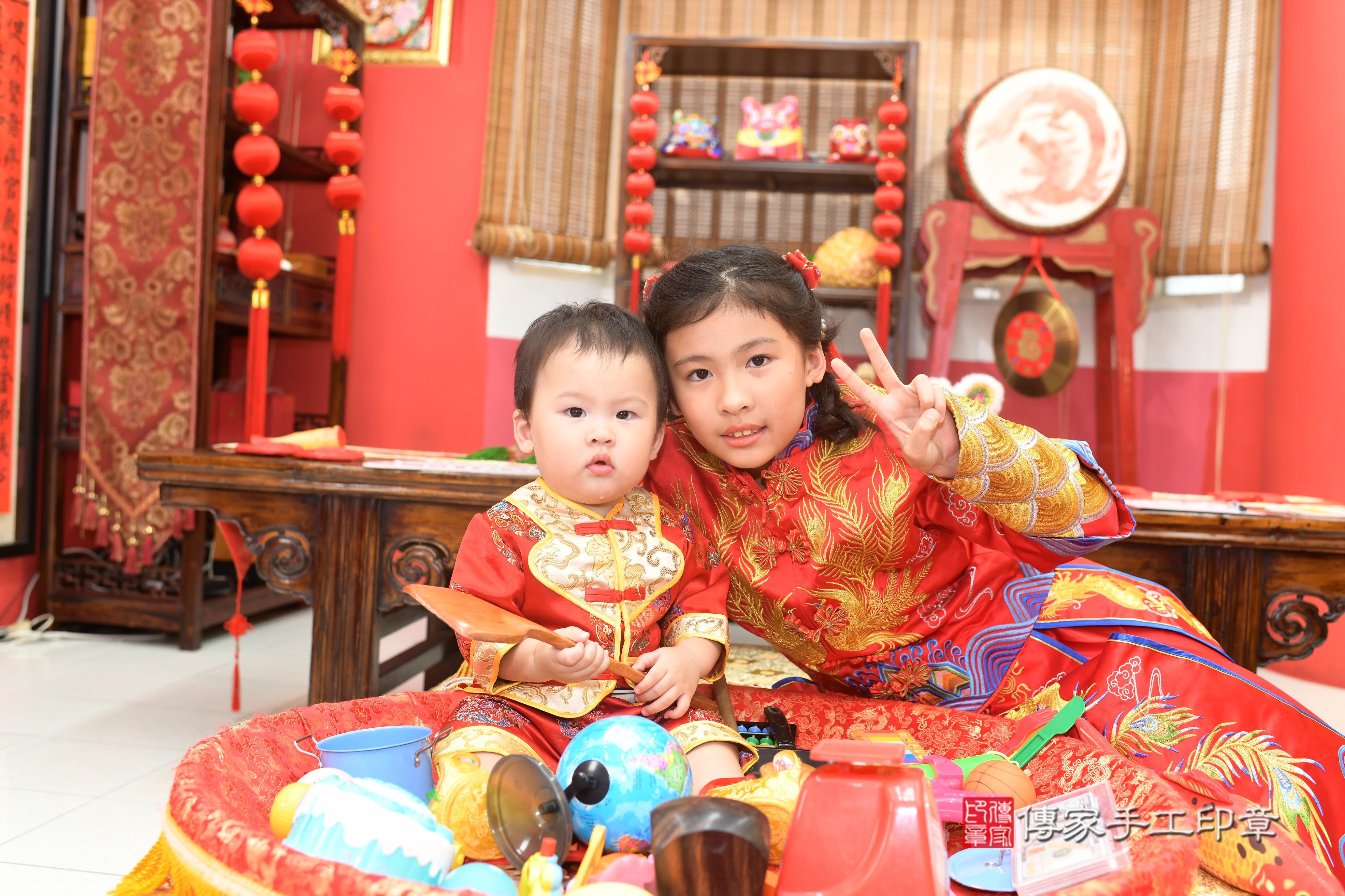 傳家手工印章高雄店、抓周、度脺、中國風會場、傳家嬰兒古禮、吉祥話、抓周道具物品24種、拍照。抓周證書。寶寶抓周、滿周歲、生日快樂、祝福
