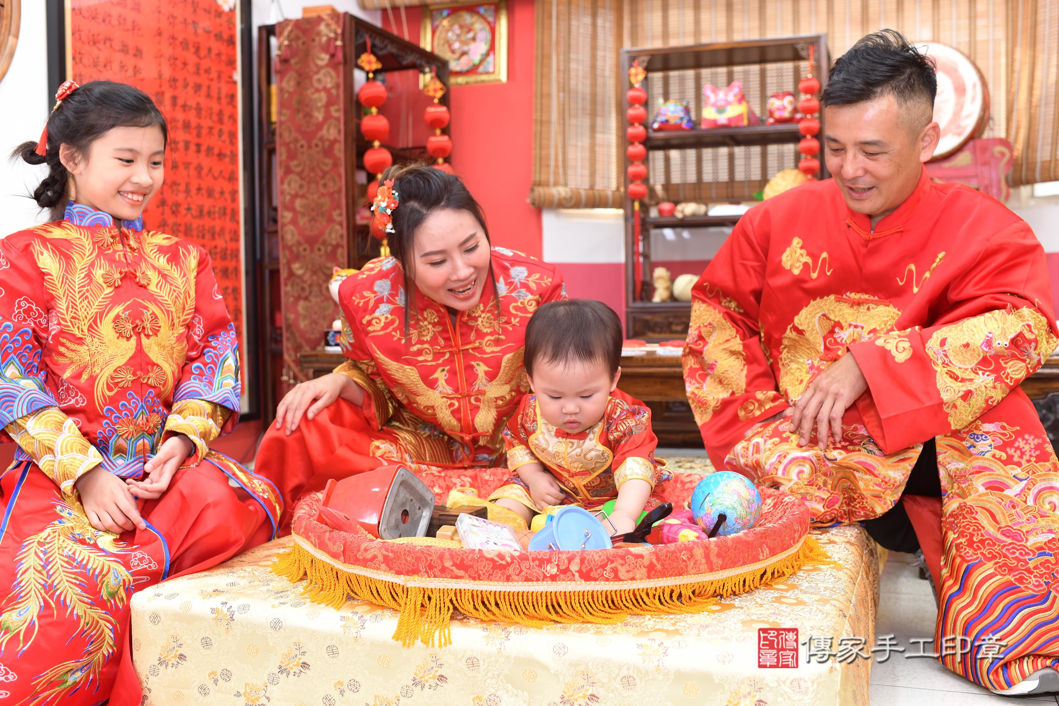 傳家手工印章高雄店、抓周、度脺、中國風會場、傳家嬰兒古禮、吉祥話、抓周道具物品24種、拍照。抓周證書。寶寶抓周、滿周歲、生日快樂、祝福