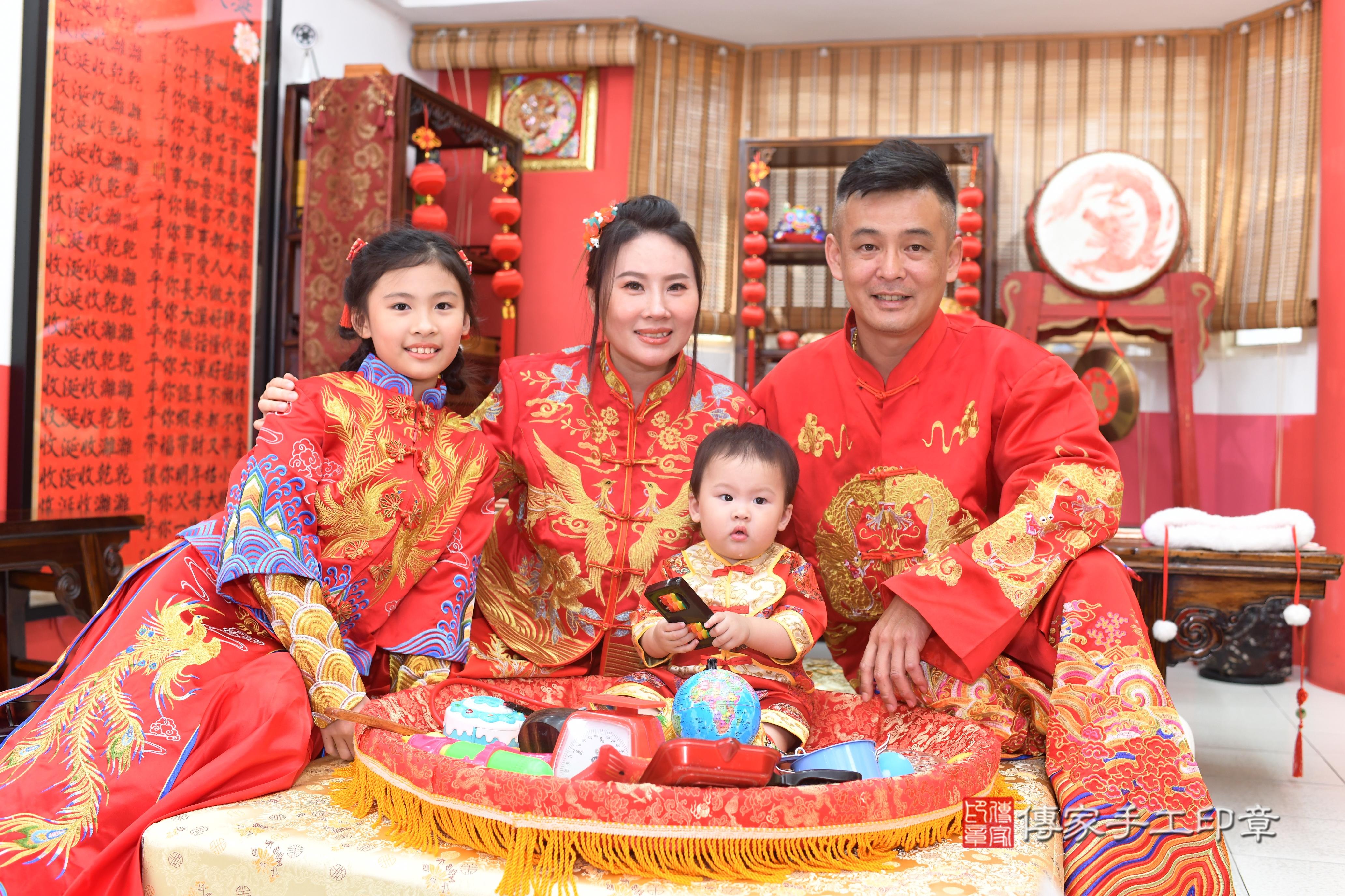 傳家手工印章高雄店、抓周、度脺、中國風會場、傳家嬰兒古禮、吉祥話、抓周道具物品24種、拍照。抓周證書。寶寶抓周、滿周歲、生日快樂、祝福