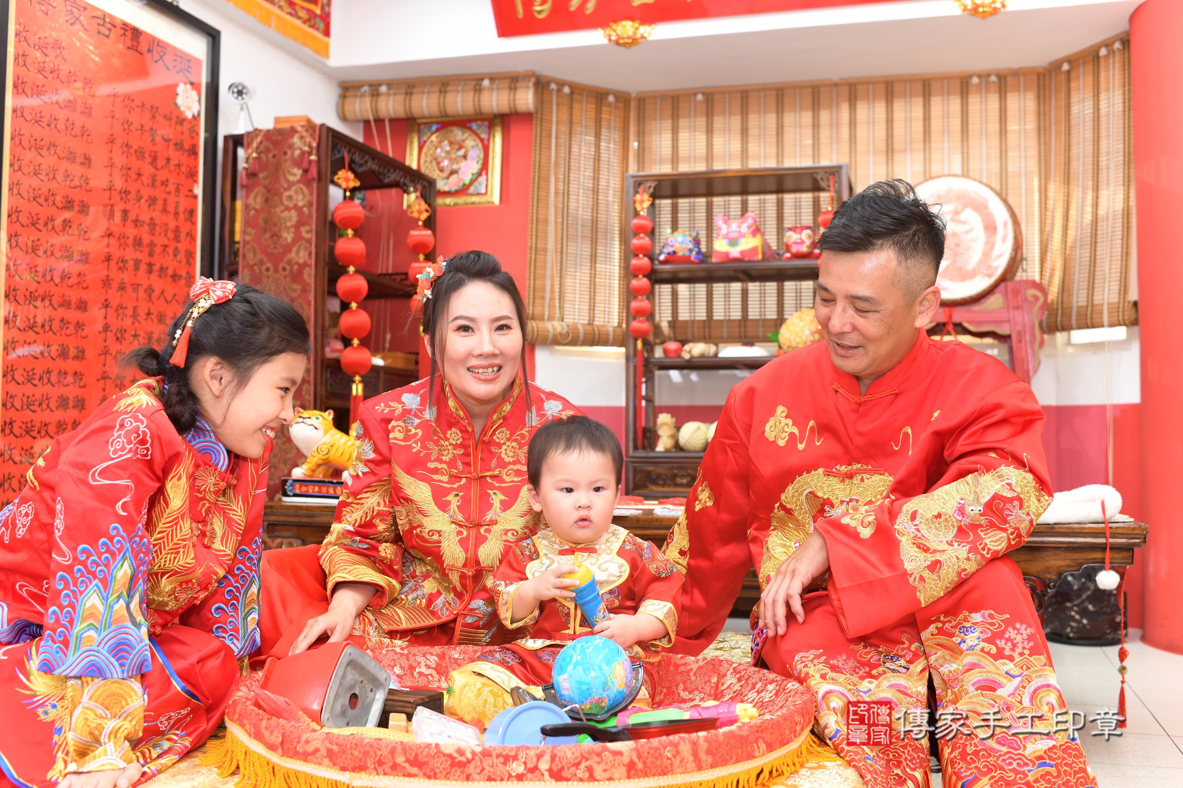 傳家手工印章高雄店、抓周、度脺、中國風會場、傳家嬰兒古禮、吉祥話、抓周道具物品24種、拍照。抓周證書。寶寶抓周、滿周歲、生日快樂、祝福