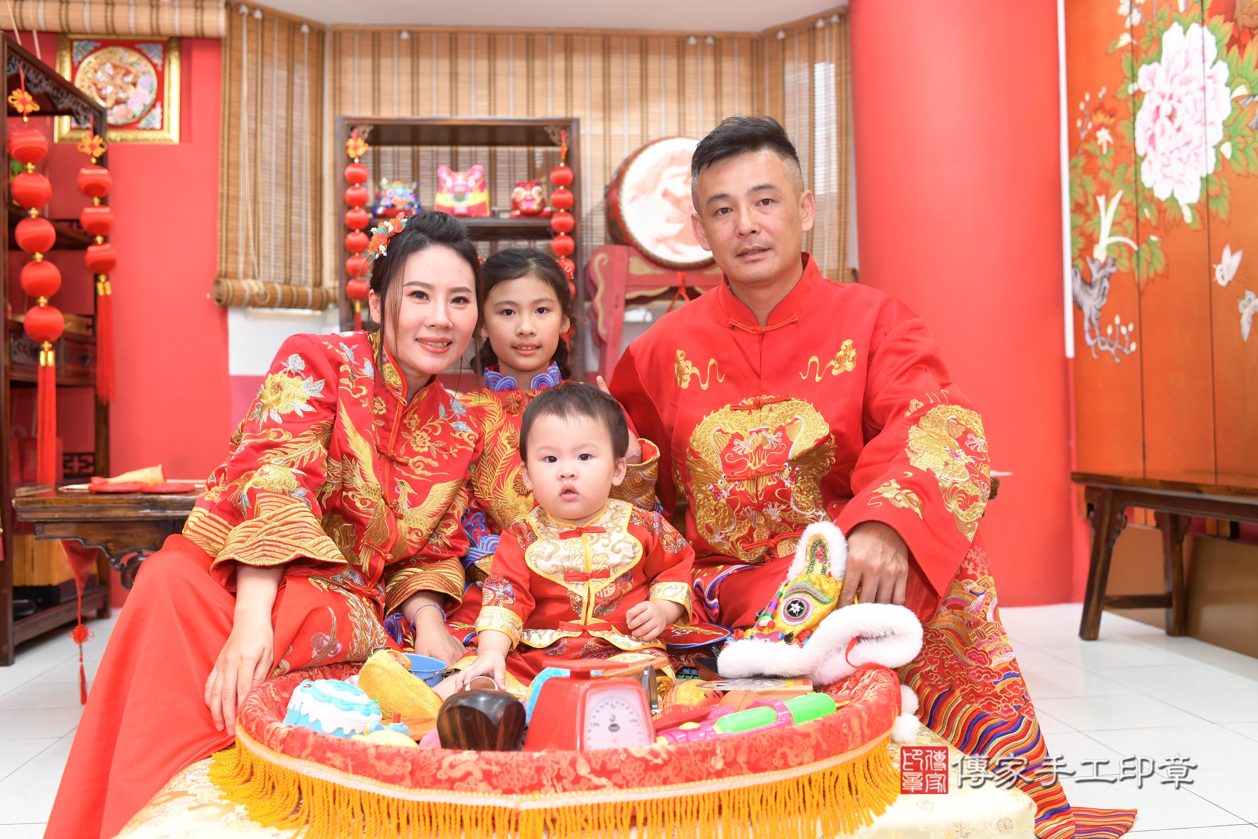 傳家手工印章高雄店、抓周、度脺、中國風會場、傳家嬰兒古禮、吉祥話、抓周道具物品24種、拍照。抓周證書。寶寶抓周、滿周歲、生日快樂、祝福