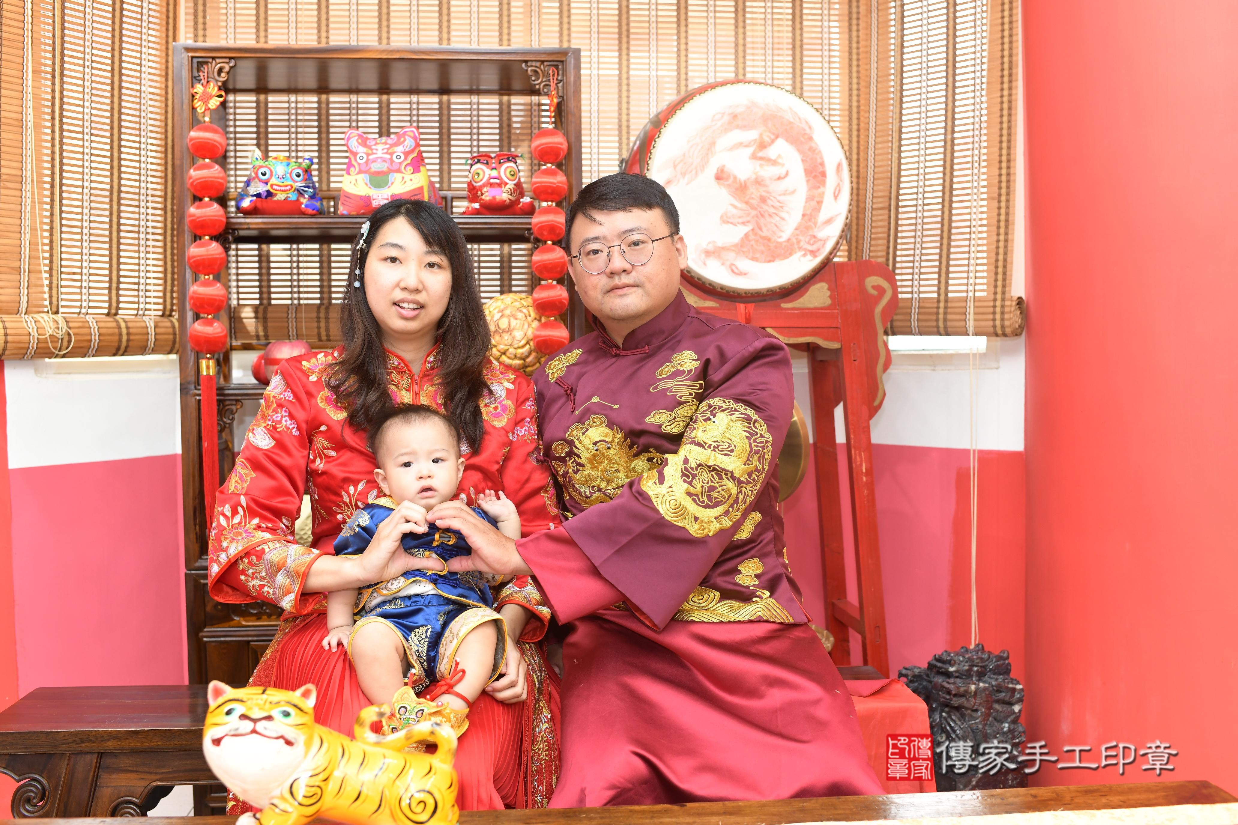 傳家手工印章高雄店、抓周、度脺、中國風會場、傳家嬰兒古禮、吉祥話、抓周道具物品24種、拍照。抓周證書。寶寶抓周、滿周歲、生日快樂、祝福