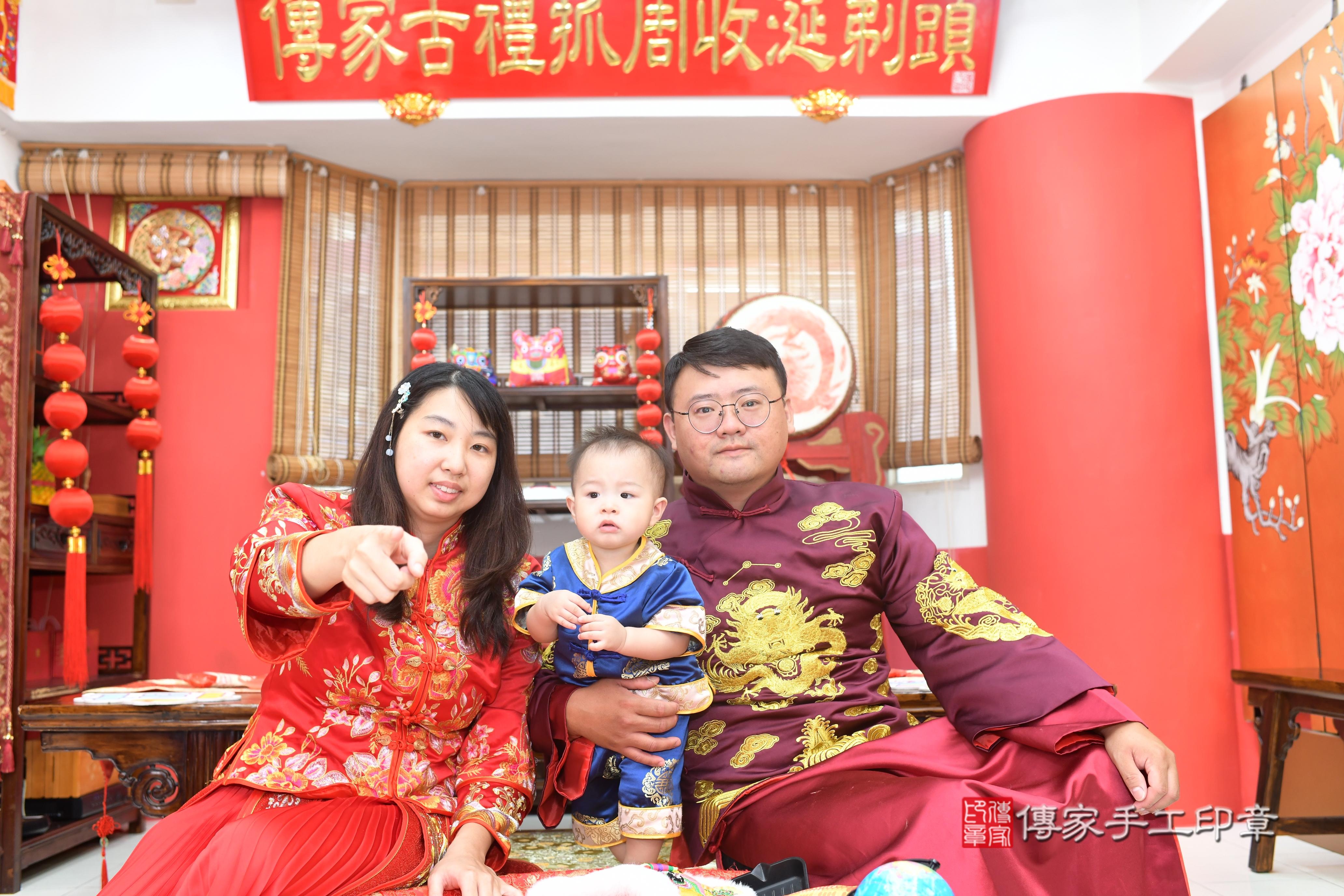 傳家手工印章高雄店、抓周、度脺、中國風會場、傳家嬰兒古禮、吉祥話、抓周道具物品24種、拍照。抓周證書。寶寶抓周、滿周歲、生日快樂、祝福