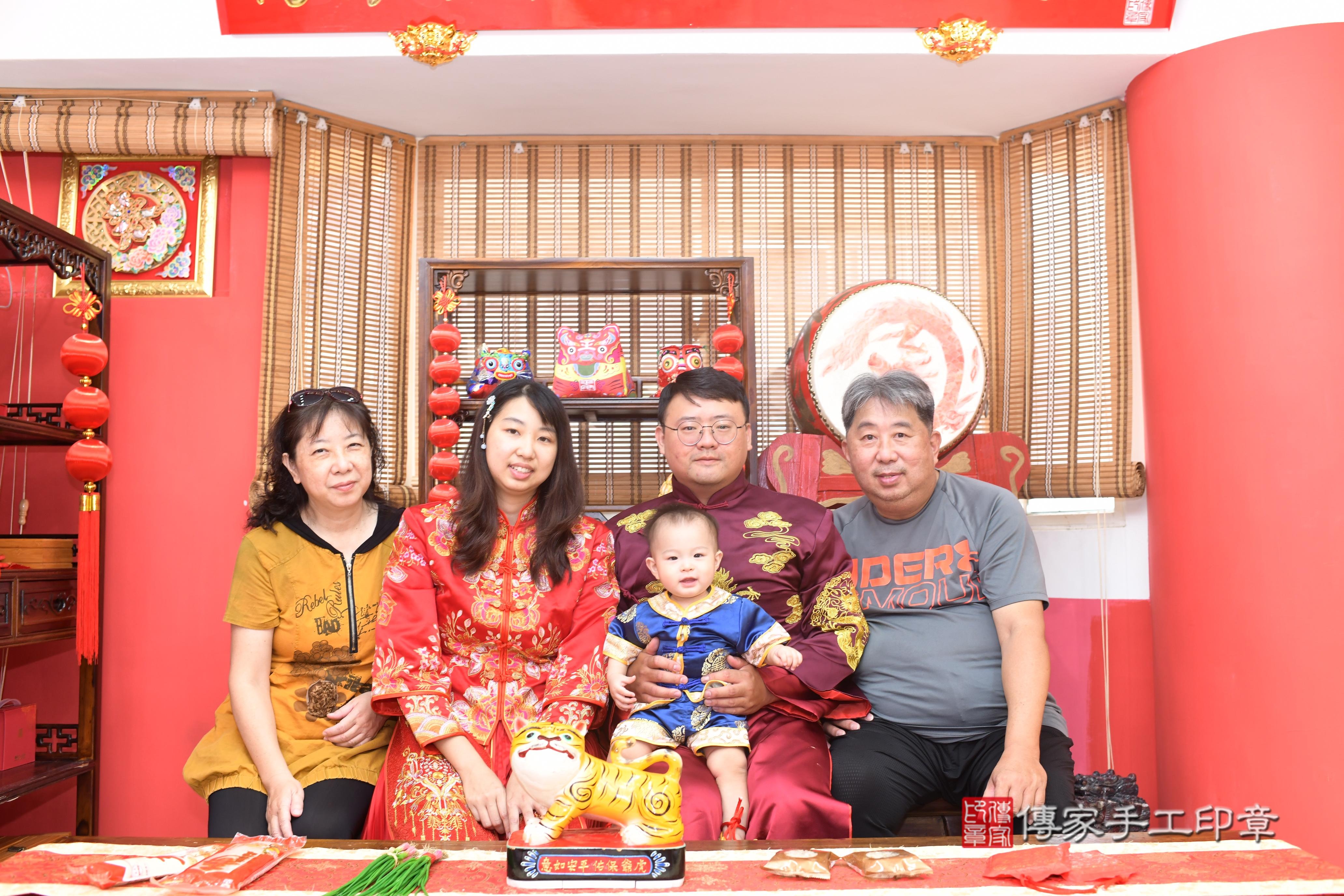 傳家手工印章高雄店、抓周、度脺、中國風會場、傳家嬰兒古禮、吉祥話、抓周道具物品24種、拍照。抓周證書。寶寶抓周、滿周歲、生日快樂、祝福